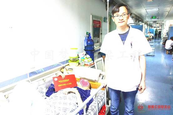 说明: 成都三院胡正军医生将智善公益基金会捐赠的2.5万元转交给四川南充阆中市患者小胡