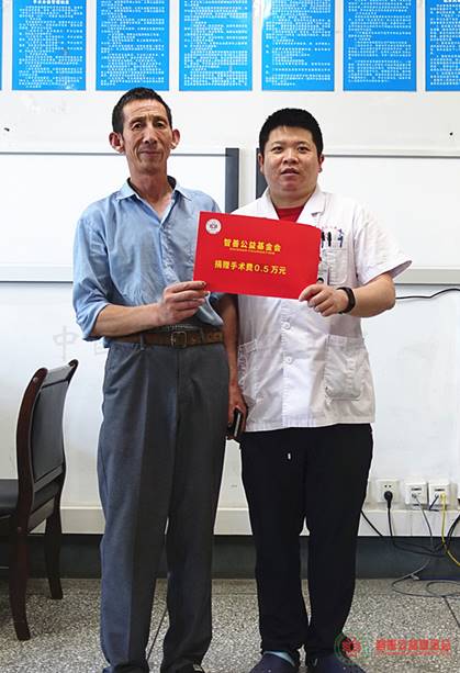 说明: 成都三院钟锐医生将智善公益基金会捐赠的0.5万元转交给甘肃定西临洮县患者小陈家属