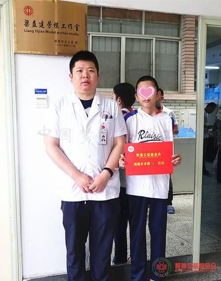 说明: 成都三院钟锐医生将智善公益基金会捐赠的1万元转交给江西南昌市南昌县患者小李