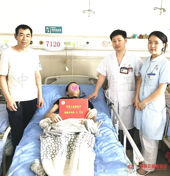 说明: 核工业四一六医院医护人员汪琳休（右二）、文艺将智善公益基金会捐赠的4万元转交给甘肃武威地区天祝藏族自治县患者小王