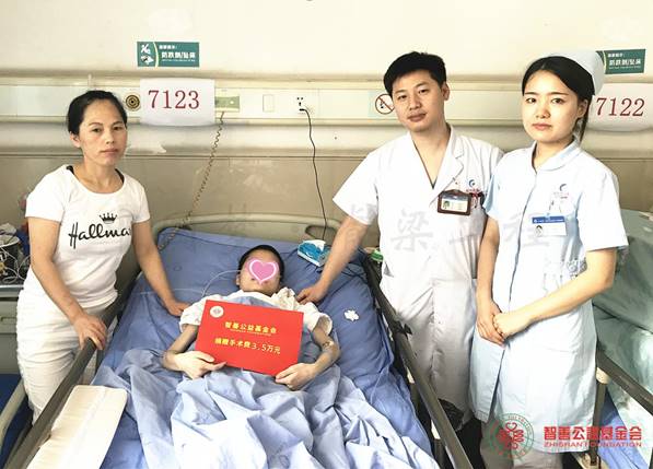 说明: 核工业四一六医院医护人员汪琳休（右二）、文艺将智善公益基金会捐赠的3.5万元转交给安徽阜阳颖泉县患者小李