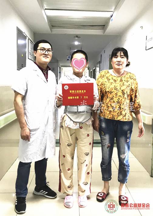 说明: 核工业四一六医院曾文医生将智善公益基金会捐赠的3万元转交给河南信阳光山县患者小郑