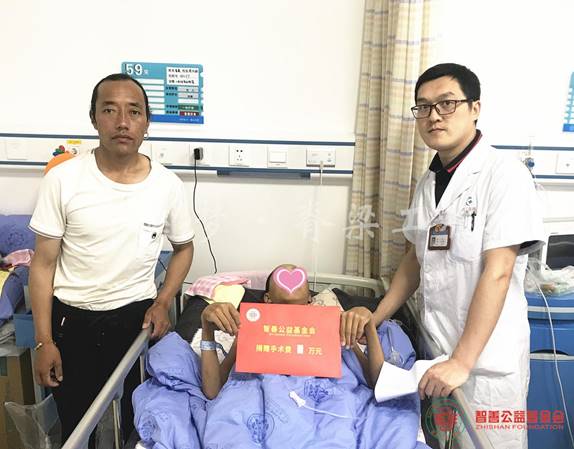 说明: 核工业四一六医院曾文医生将智善公益基金会捐赠的5万元转交给西藏那曲地区那曲县患者晋美