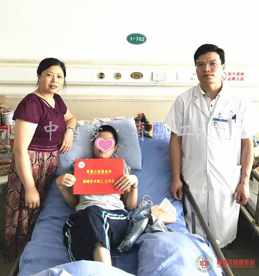 说明: 核工业四一六医院吴伟医生将智善公益基金会捐赠的1.5万元转交给四川广安岳池县患者小胡