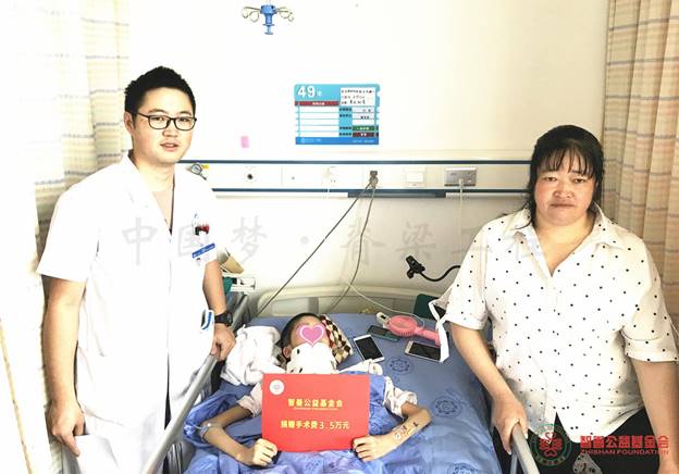 说明: 核工业四一六医院赫明亮医生将智善公益基金会捐赠的3.5万元转交给四川雅安汉源县患者小张