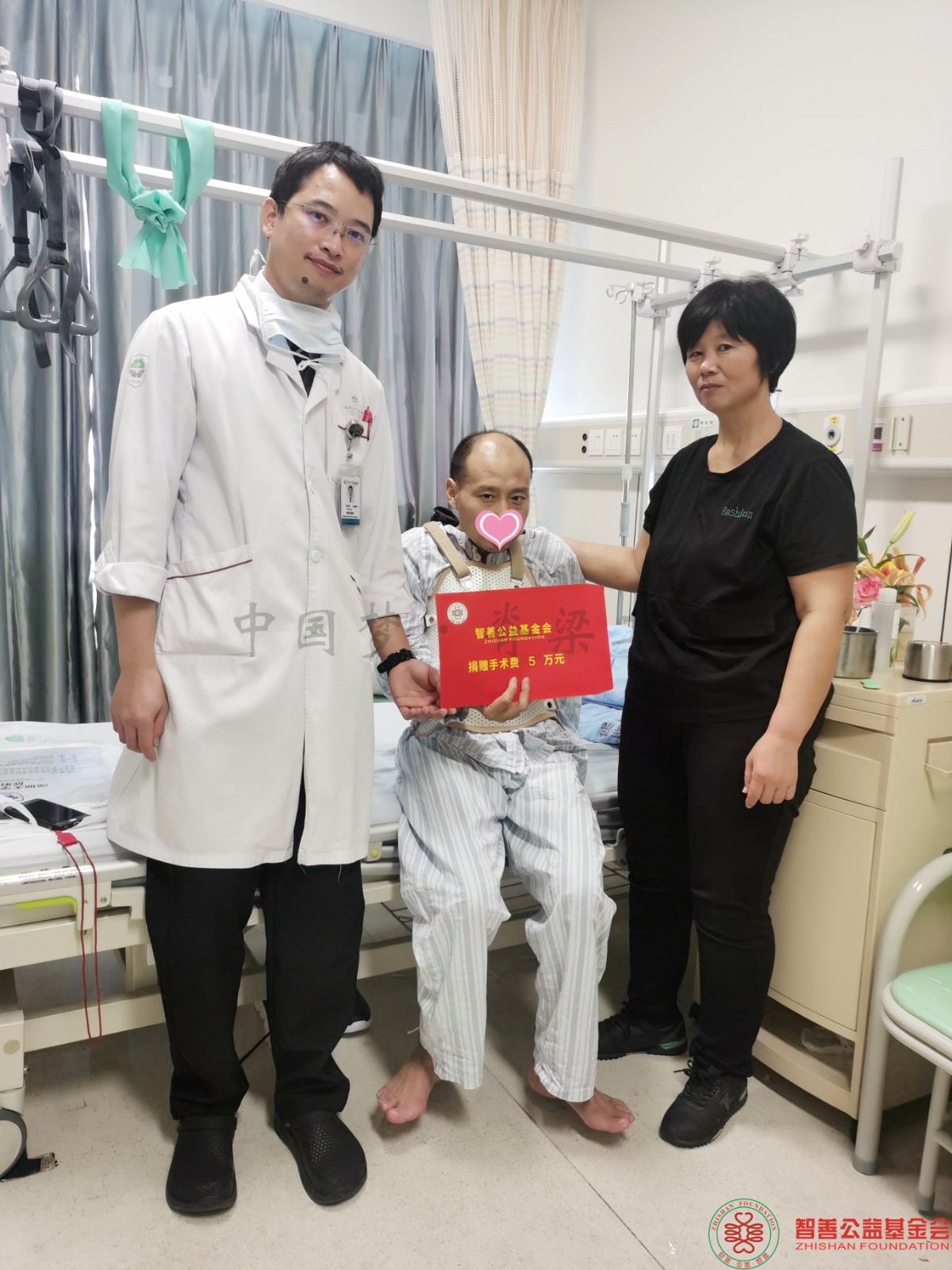 5 深圳大学总医院叶灿华医生将智善公益基金会捐赠的5万元转交给河南周口淮阳县患者老李.jpg