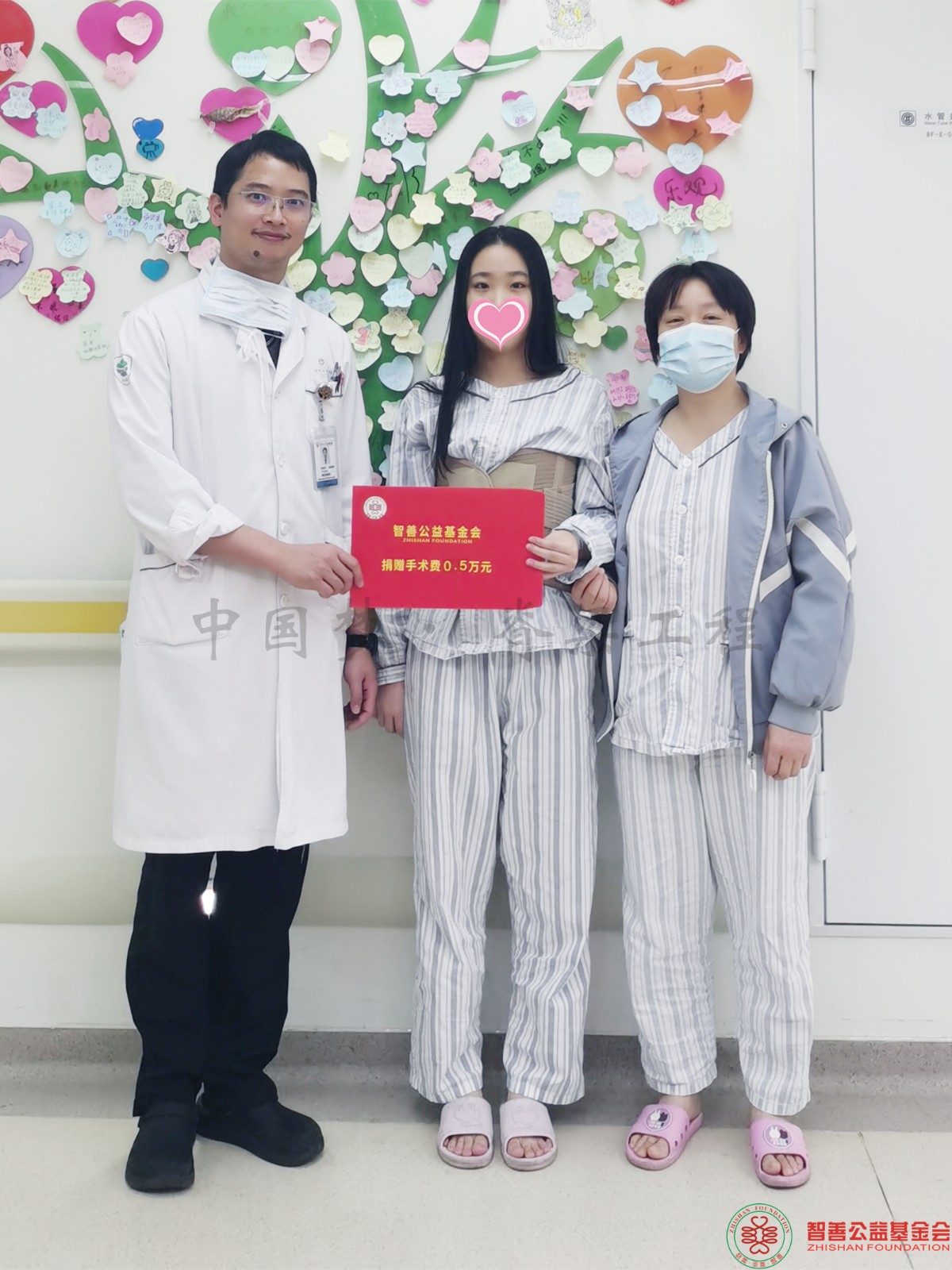 7 深圳大学总医院叶灿华医生将智善公益基金会捐赠的5000元转交给河南南阳邓州市患者小李.jpg