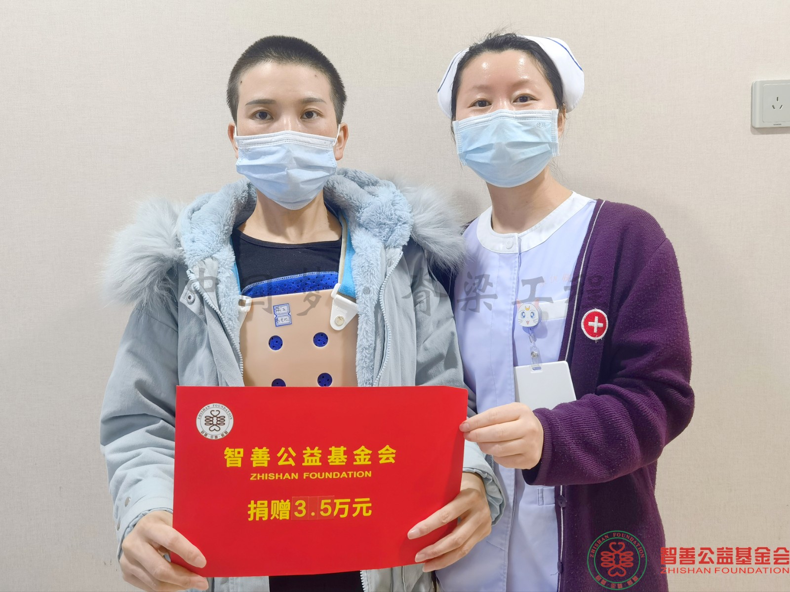 35 北京优联医院龚学华护士长将智善公益基金会捐赠的3.5万元转交给甘肃陇南礼县患者小赵.jpg