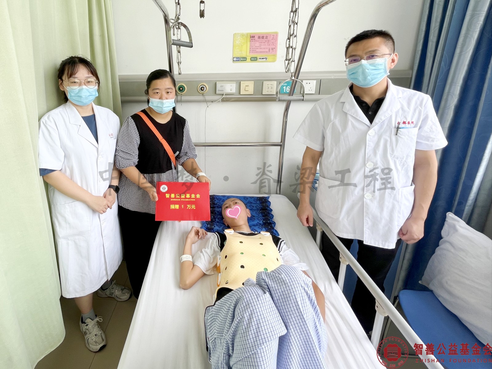 50 重庆新桥医院邱浩医生（右一）、余宸吉爱心志愿者将智善公益基金会捐赠的1万元转交给重庆巫溪县患者小陈.jpg