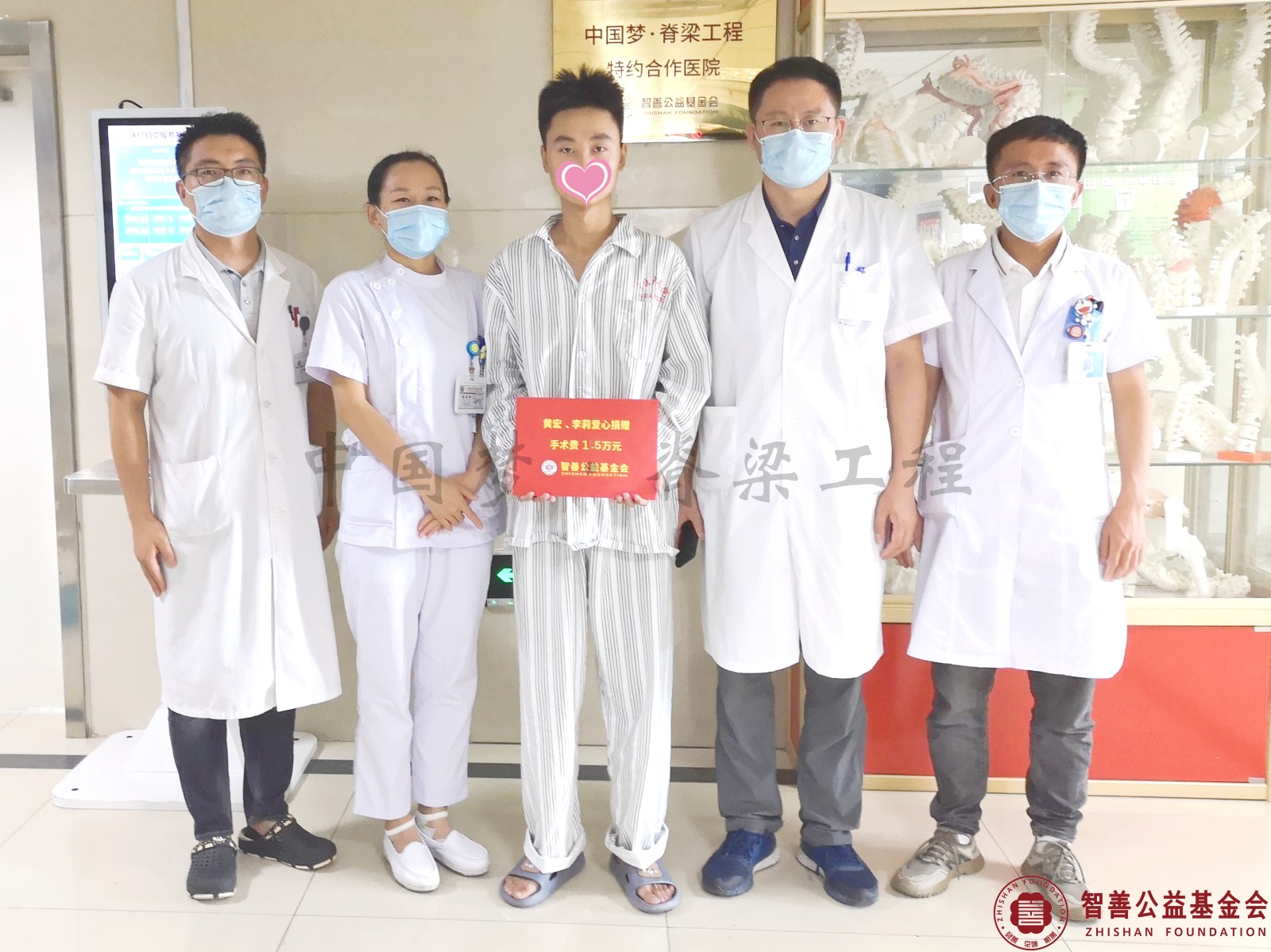 1662009784364853.jpg 1 宁医大总院心脑血管病医院医护人员(左起)刘晓印、孙改玲、马荣、陈振将黄宏李莉爱心救助金1.5万元转交给宁夏银川灵武市患者小马.jpg