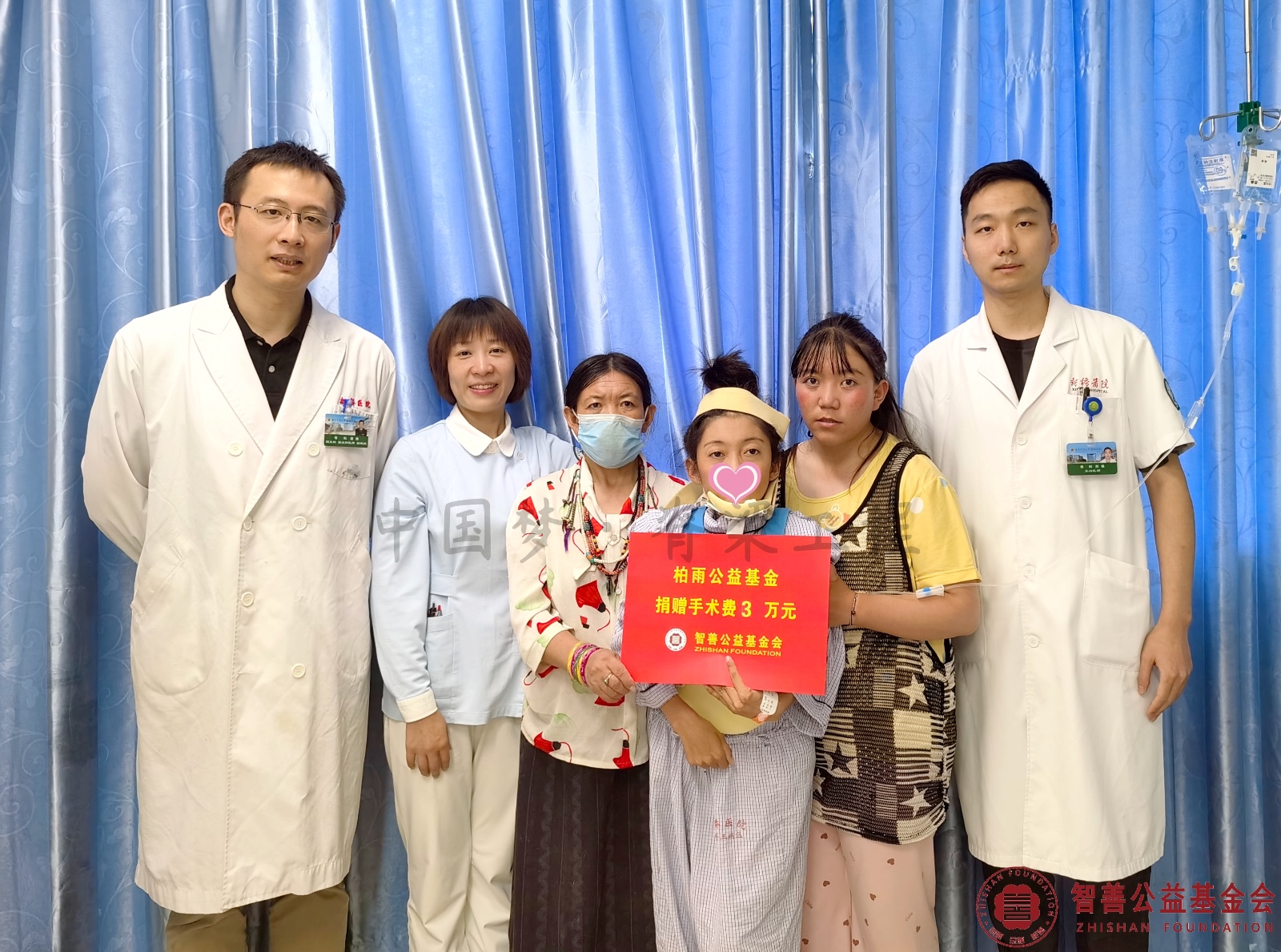 88 重庆新桥医院（左起）黄博教授、代丽护士长、刘畅医生将柏雨公益基金3万元转交给西藏日喀则仲巴县患者小思.jpg