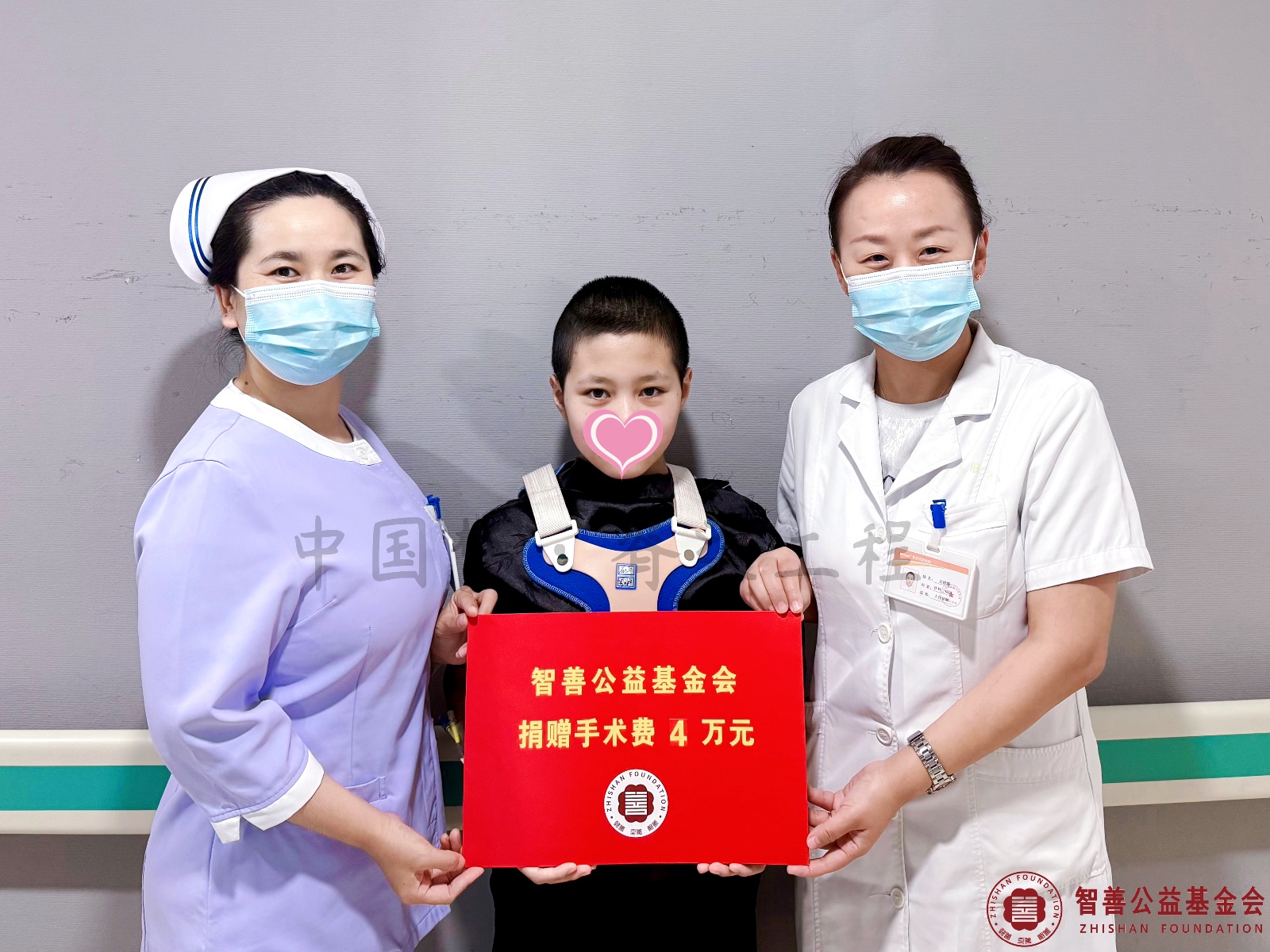 85 北京优联医院吴艳娜护士长（右一）、杨海棠护士将智善公益基金会捐赠的4万元转交给河南商丘永城市患者小霍.jpg