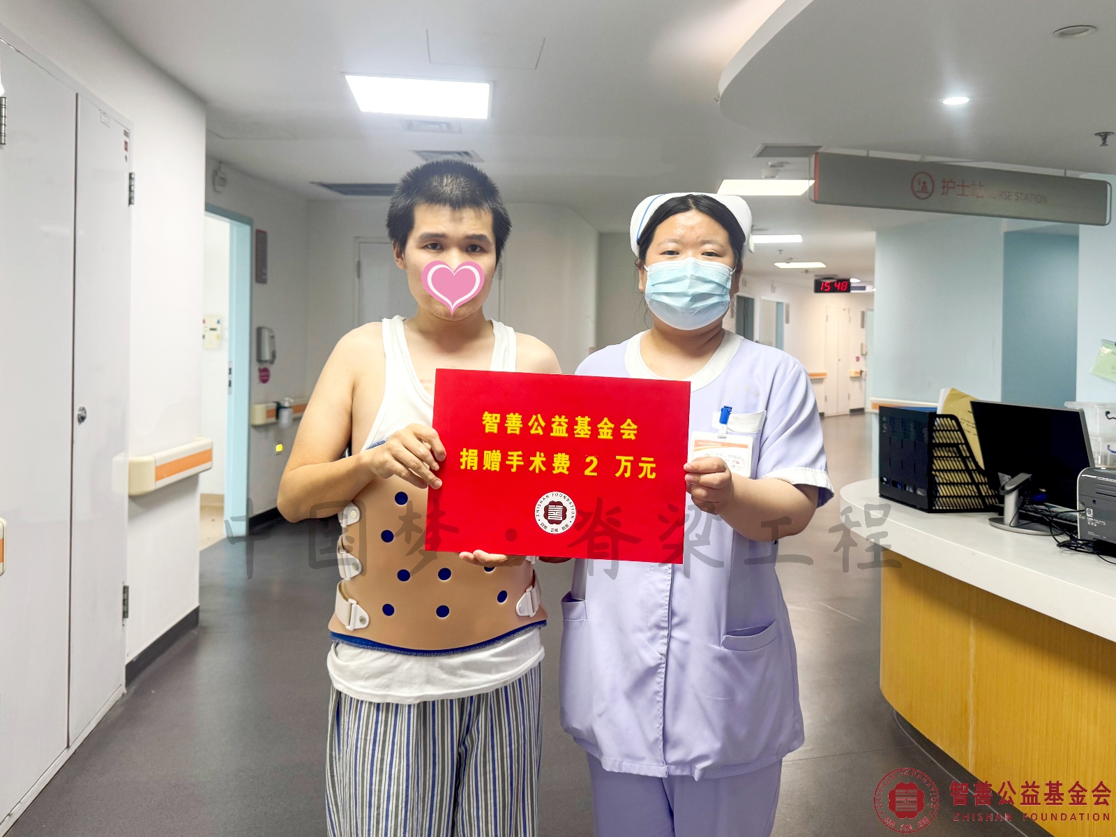38 北京优联医院刘丽晶护士将智善公益基金会捐赠的2万元转交给河南商丘虞城县患者小鲁.jpg