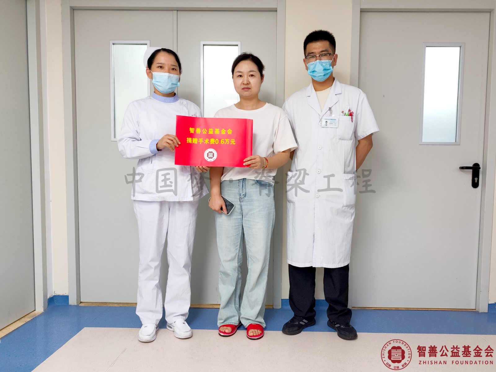 20 福建医科大学附属协和医院林继勇医生（右）、潘琼护士长将智善公益基金会捐赠的6000元转交给福建福州台江区患者小潘（其母代领）.jpg