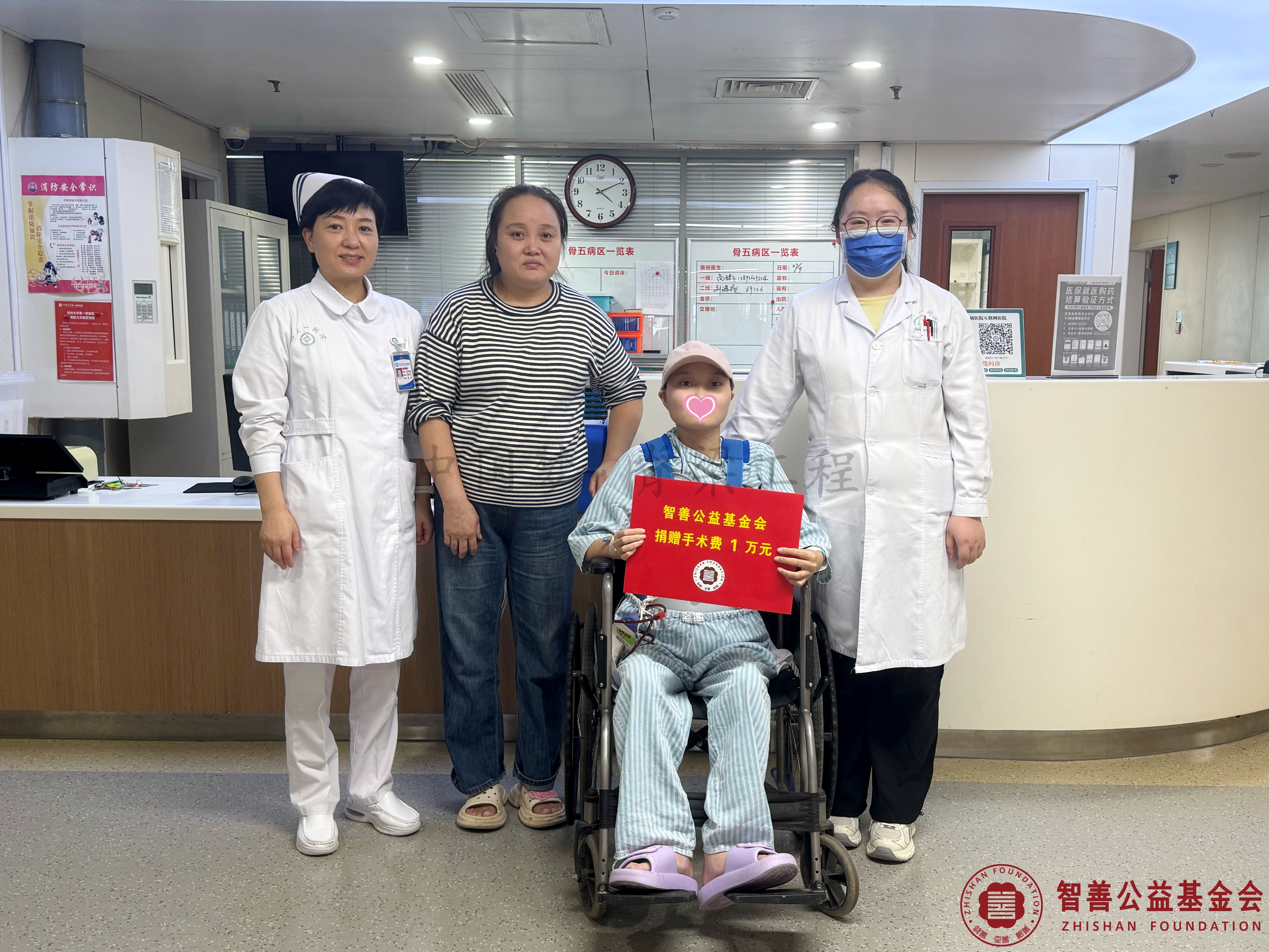 73郑州大学第一附属医院（右起）爱心志愿者李俊青、马红娜护士长将智善公益基金会捐赠的1万元转交给江苏盐城亭湖区患者小任.jpg