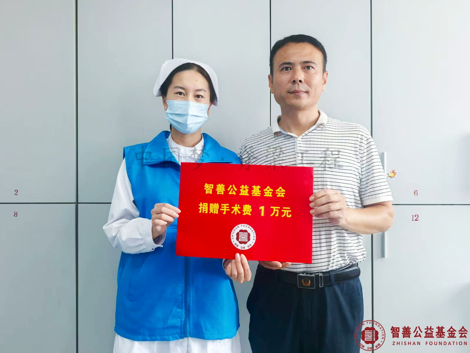 16武汉同济医院龙雯护士将智善公益基金会捐赠的1万元转交给湖北武汉洪山区患者小付（其父代领）.jpg