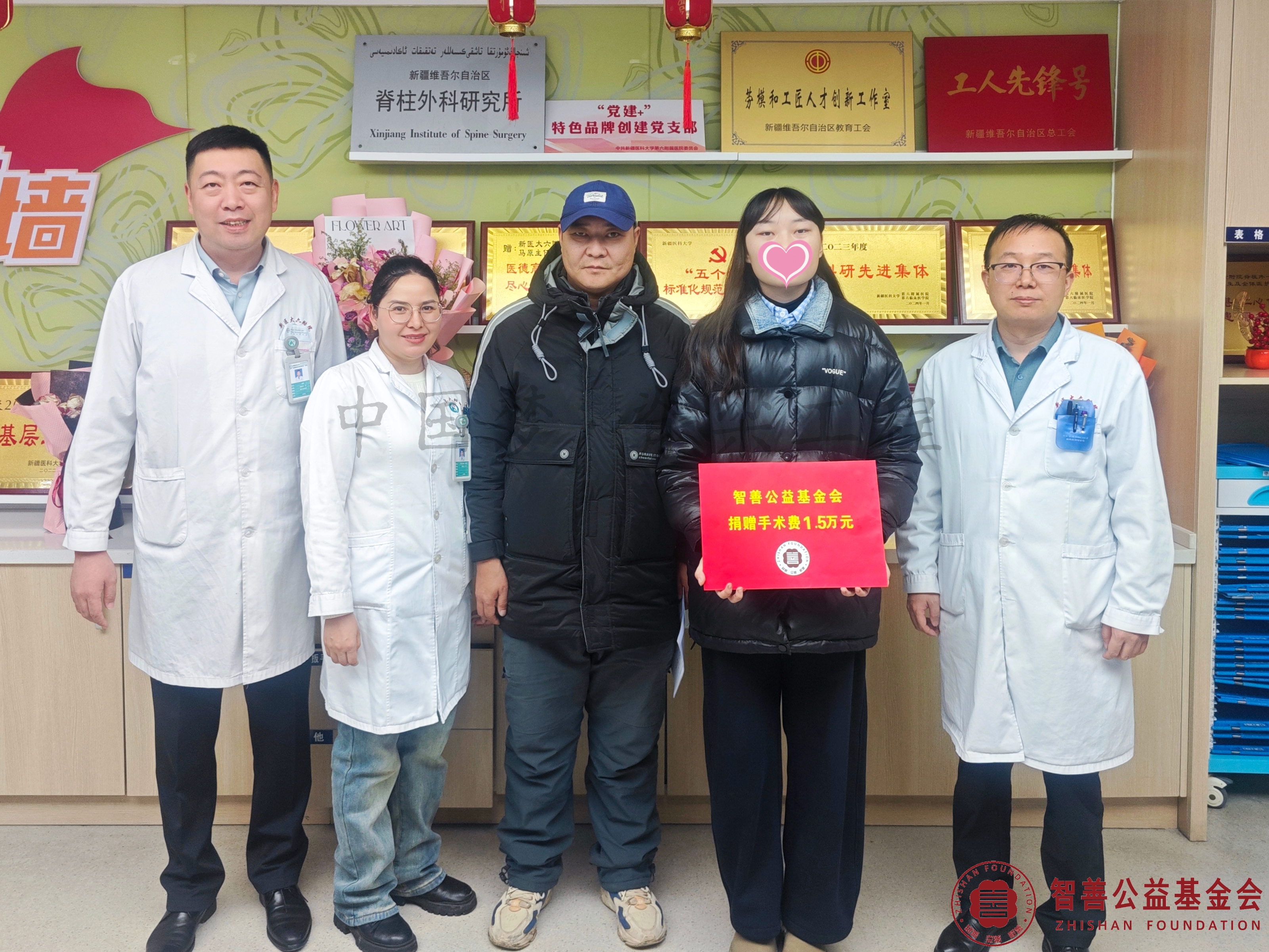 22新疆医科大学第六附属医院（左起）任政医生、阿吉古丽医生、朱旭医生将智善公益基金会捐赠的1.5万元转交给新疆克孜勒苏柯尔克孜自治州阿图什市患者阿克莫尔.jpg