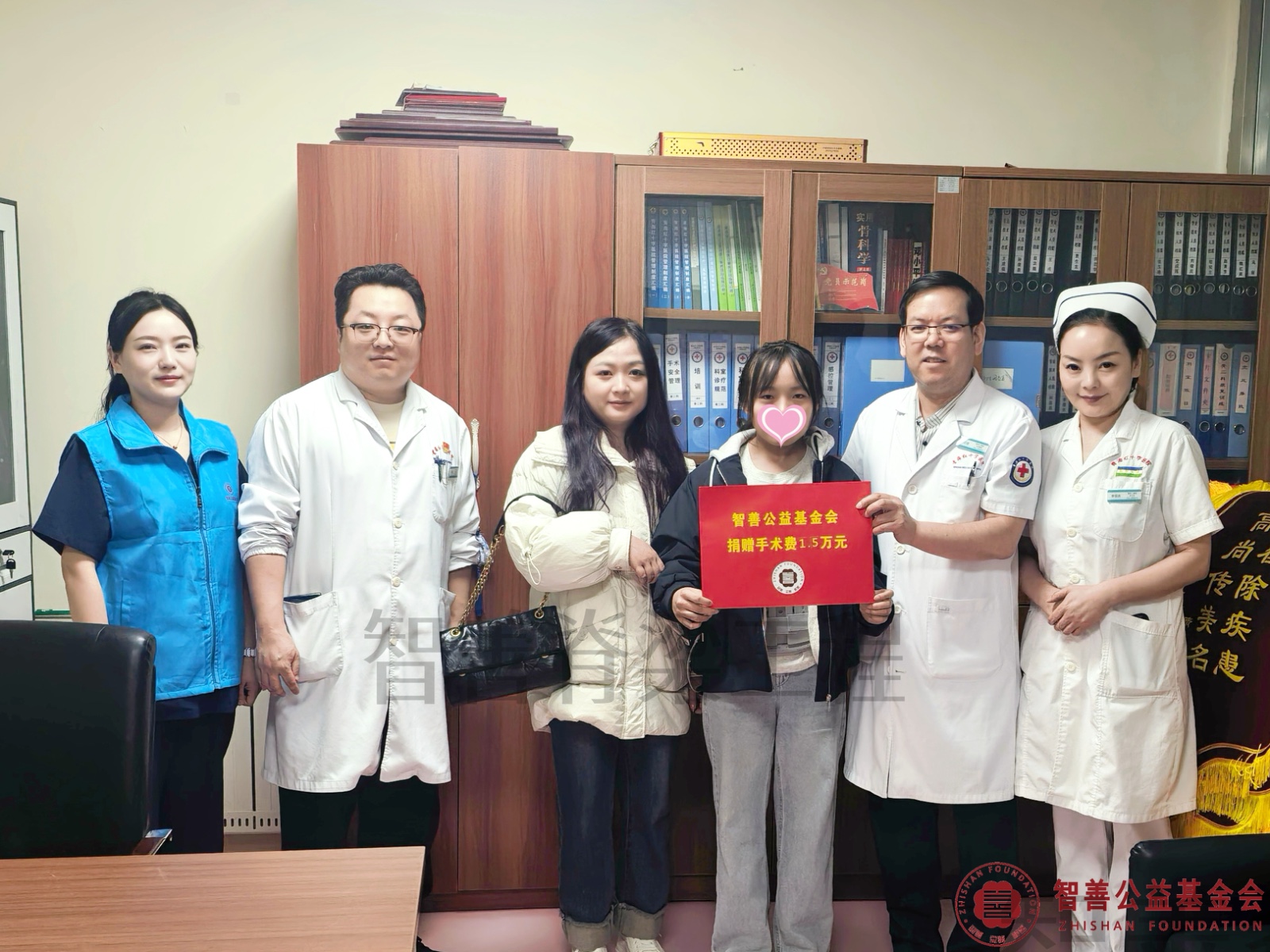 25青海红十字医院李占银主任（右二）、（左起）爱心志愿者杨亚琴护师、郝岩主治医生、李恒吉护士长将智善公益基金会捐赠的1.5万元转交给青海西宁大通县患者小梁.jpg