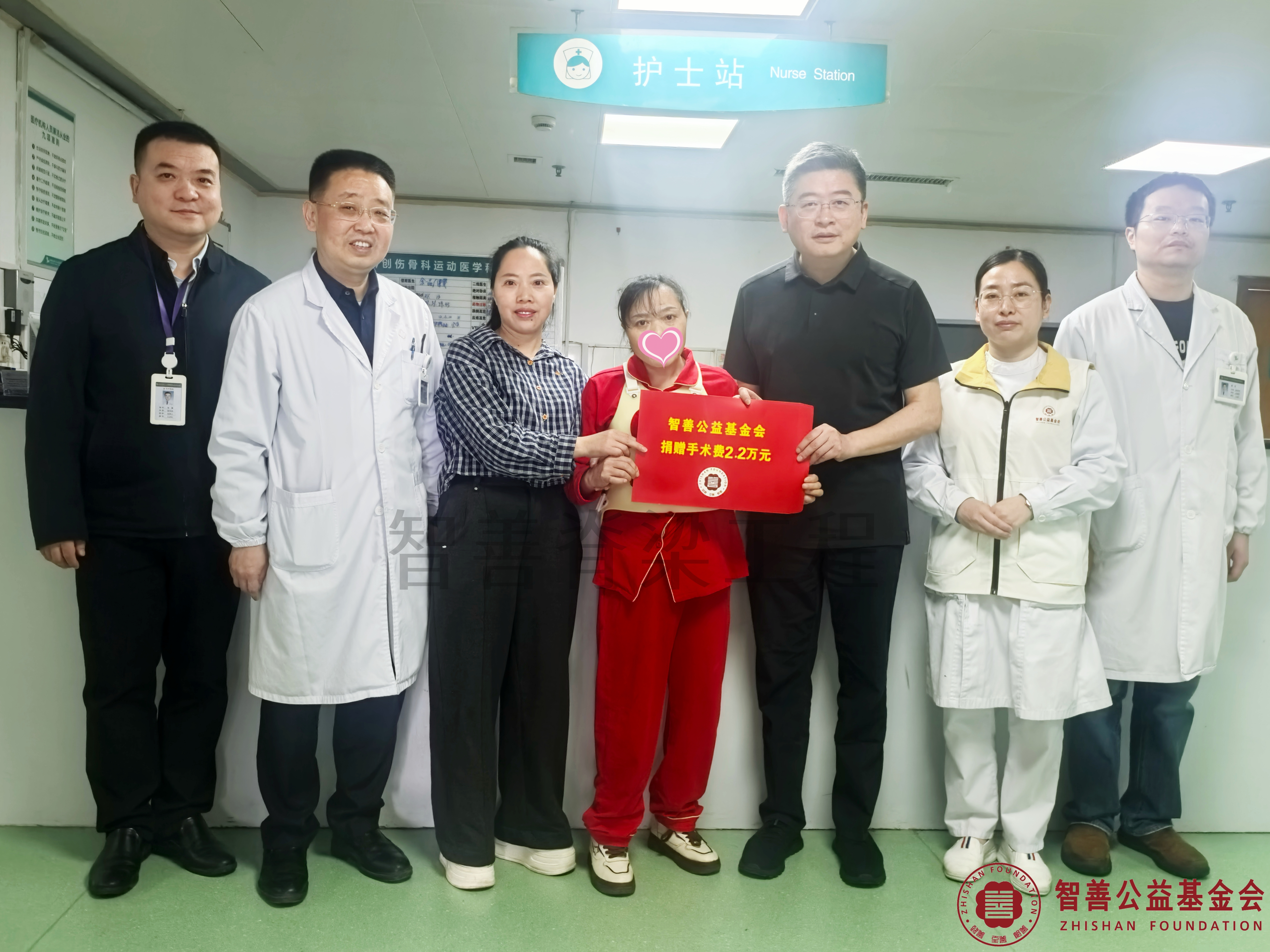 33湖南省第二人民医院副院长杨农（右三）、脊柱外科主任何飞平（左二）、医务科主任米雷（左一）、爱心志愿者刘维（右二）、管床医生武文（右一）将智善公益基金会捐赠的2.2万元转交给湖南益阳安化县患者林礼粉.jpg