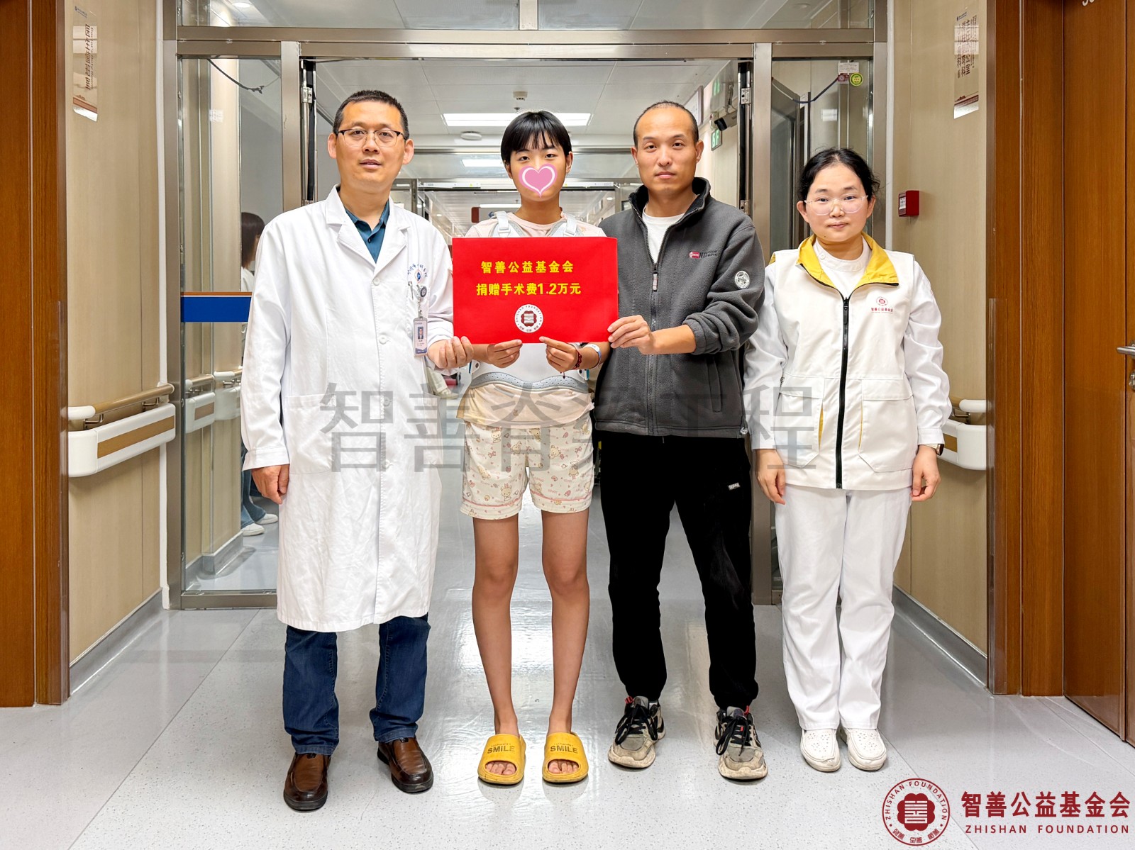 47郑州市骨科医院（左起）孙占辉副主任医师、爱心志愿者孙静娜将智善公益基金会捐赠的1.2万元转交给河南省驻马店市西平县患者王雨晨.jpg