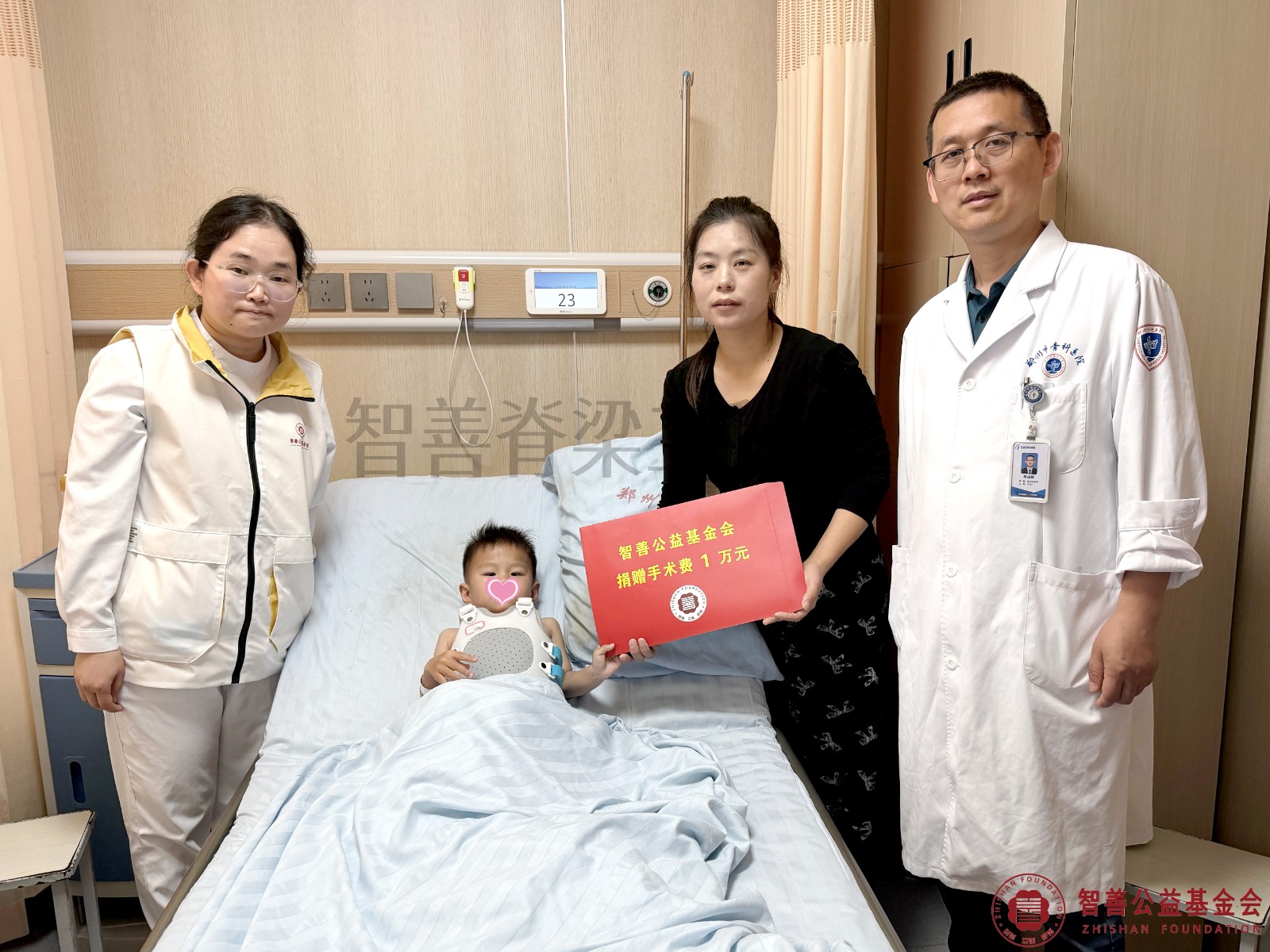 46郑州市骨科医院（右起）孙占辉副主任医师、爱心志愿者孙静娜将智善公益基金会捐赠的1万元转交给河南省新乡市长垣县患者王雨晨.jpg