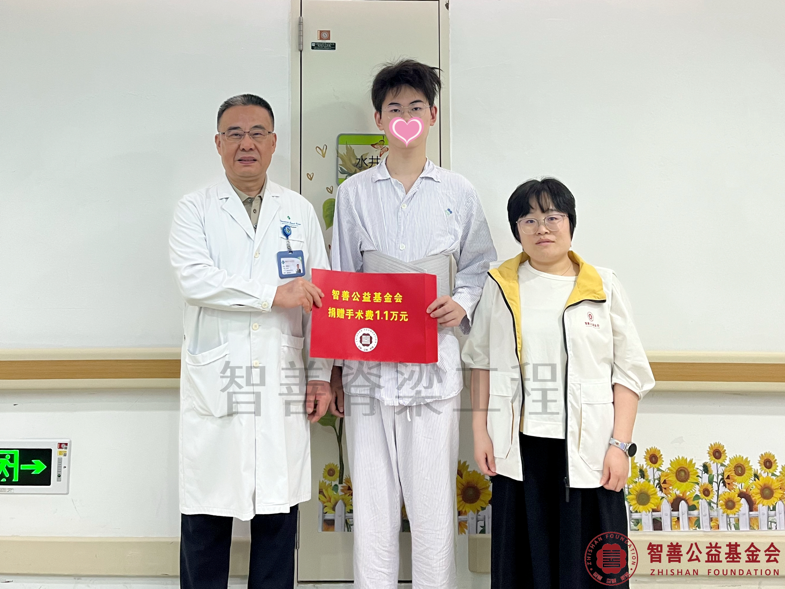 16香港大学深圳医院陶惠人教授（左一）、爱心志愿者李琳将智善公益基金会捐赠的1.1万元转交给湖北襄阳枣阳市患者张含锐.jpg