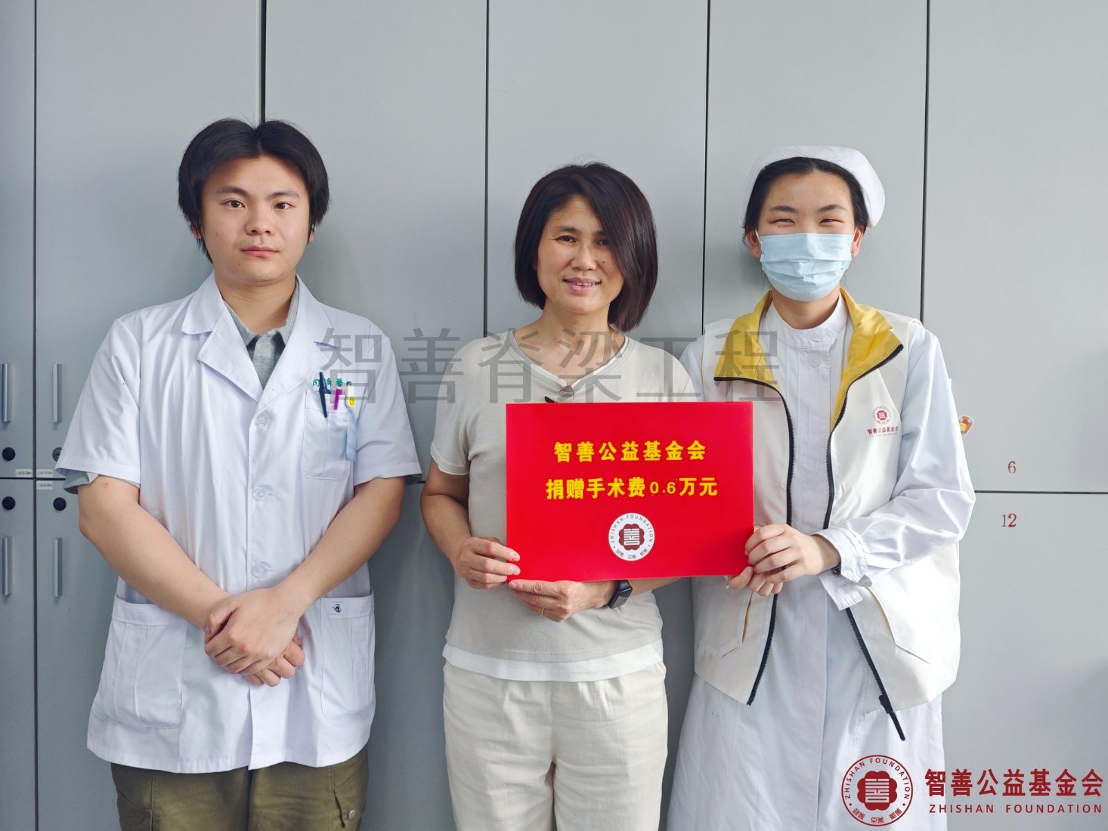 9华中科技大学同济医学院附属同济医院王宏伟医生（左一）、刘晶燕护士将智善公益基金会捐赠的6000元转交给江西赣州章贡区患者李娜（其姨妈代领）.jpg