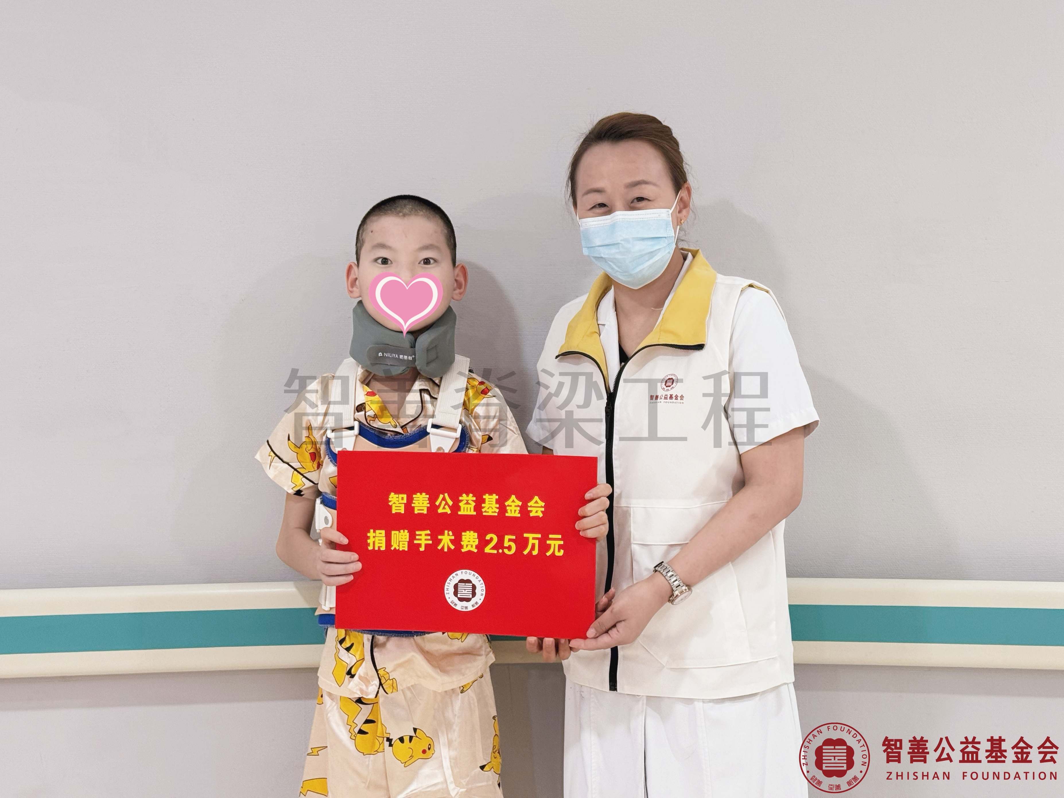 13北京优联医院吴艳娜护士长将智善公益基金会捐赠的2.5万元转交给贵州毕节威宁县患者牟成杰.jpg