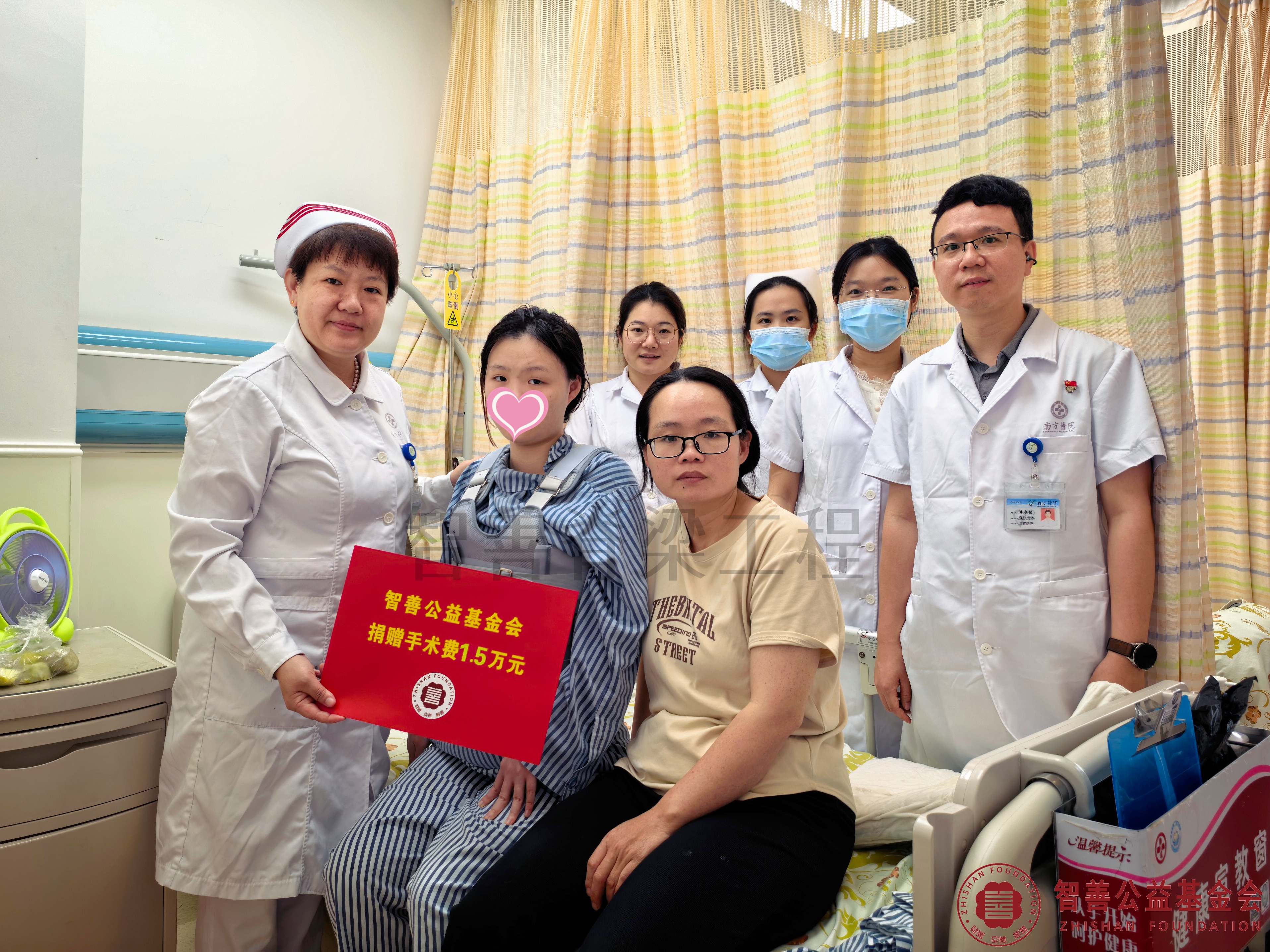 24南方医科大学南方医院（右起）朱永健主管护师、程绮娴文员、黄芳炎护士、姚玲主管护师、冯岚护士长将智善公益基金会捐赠的1.5万元转交给广东惠州惠东县患者温嘉煜.jpg