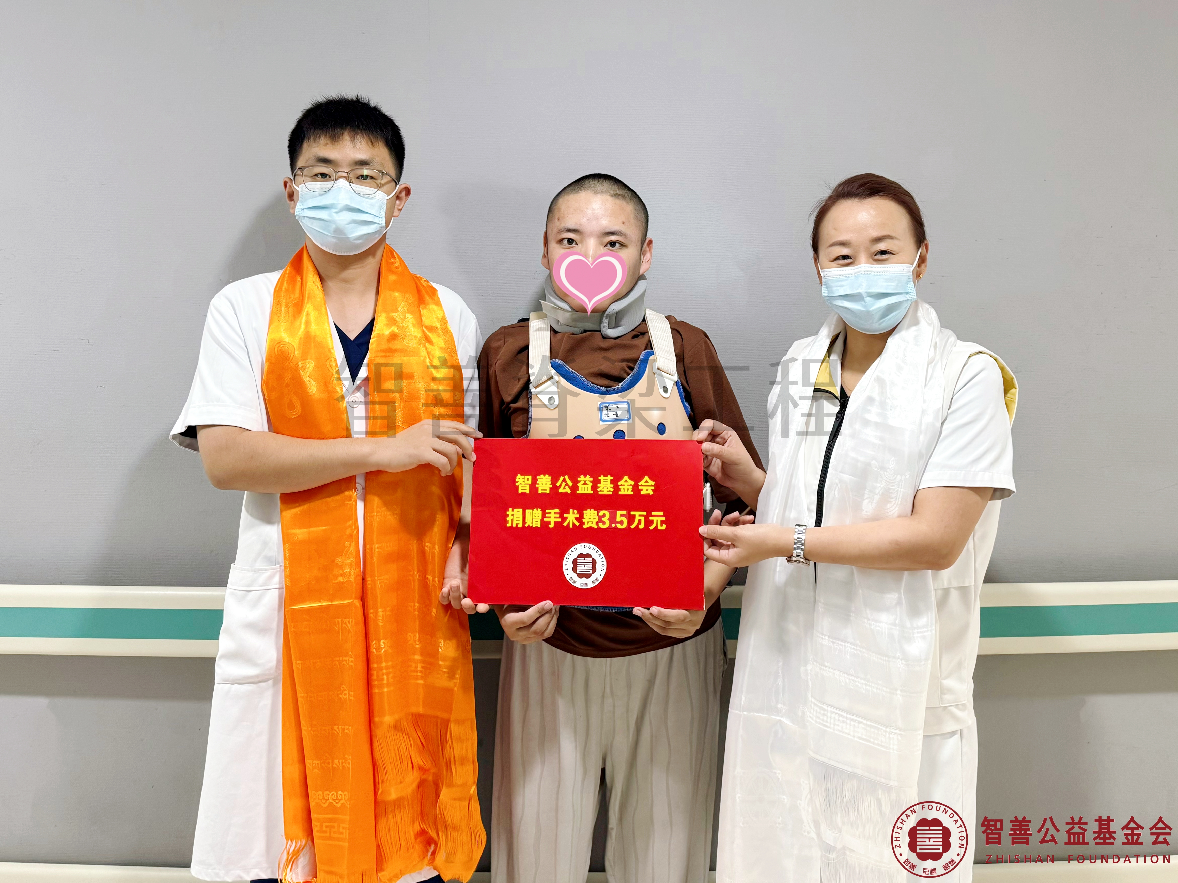 49北京优联医院吴艳娜护士长（右一）、张永恒医生将智善公益基金会捐赠的3.5万元转交给西藏那曲巴青县患者拉嘎.jpg