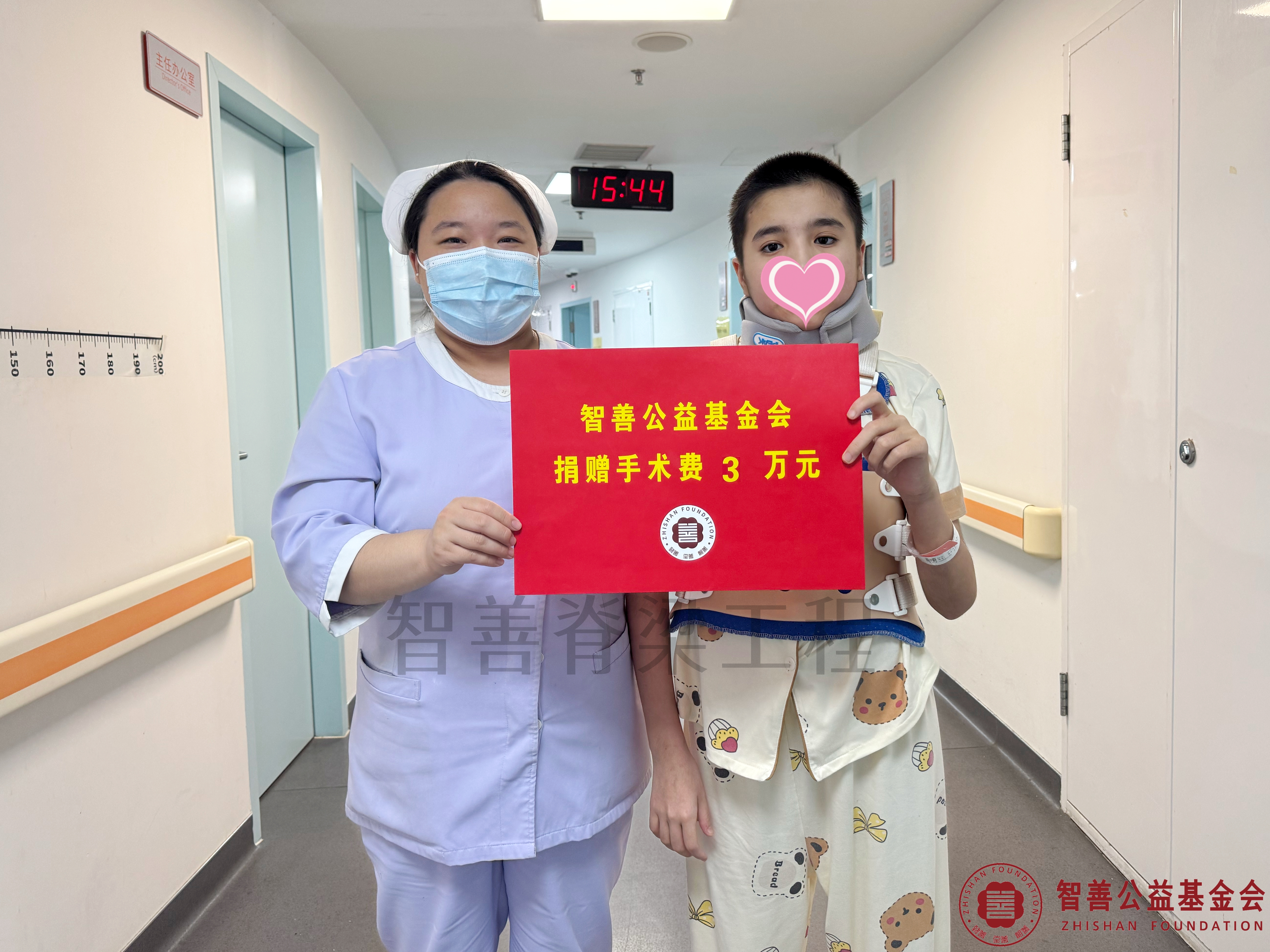 33北京优联医院郭美仪护士将智善公益基金会捐赠的3万元转交给新疆吐鲁番鄯善县患者夏哈代提·牙森.jpg