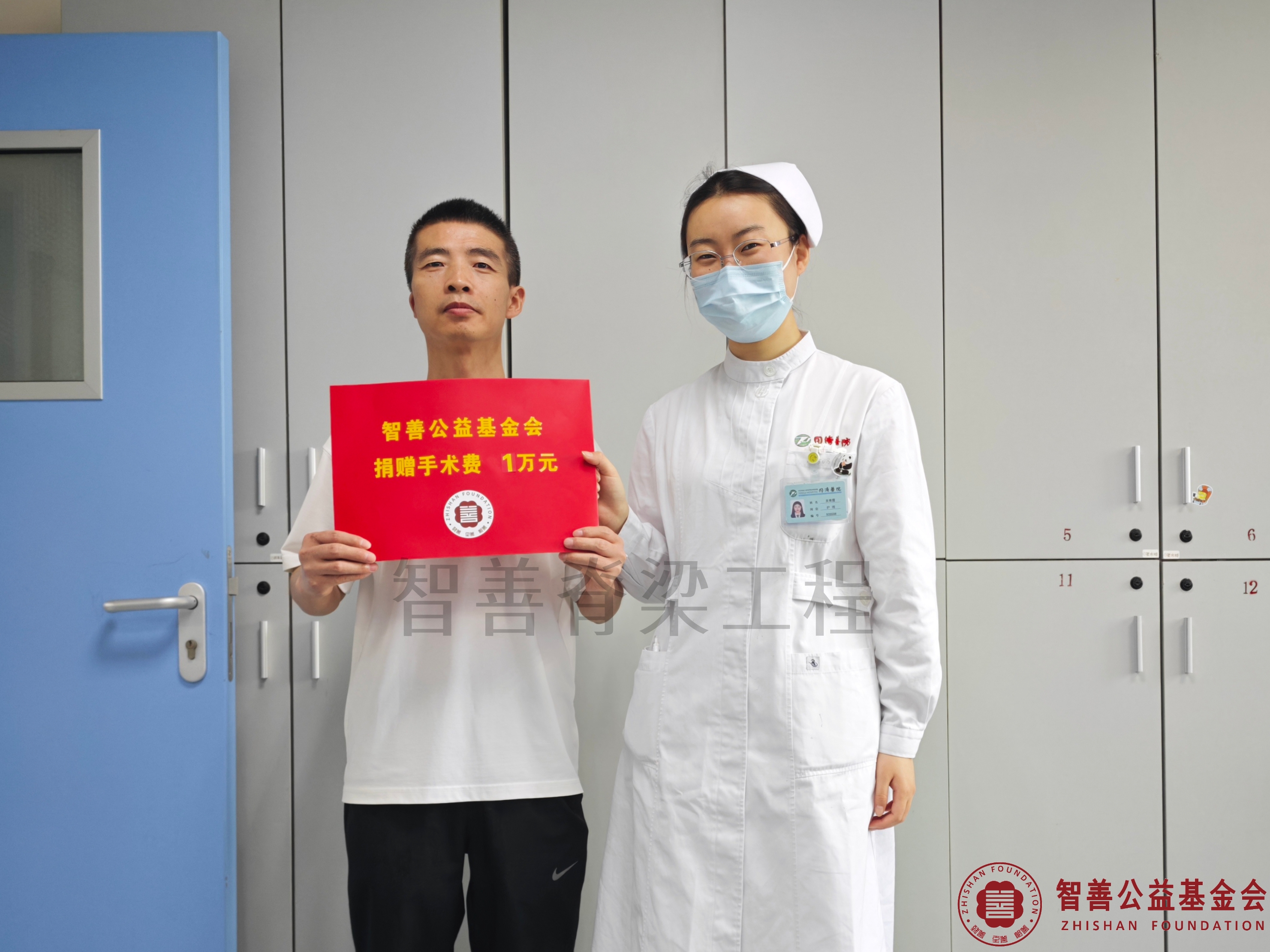 47华中科技大学同济医学院附属同济医院爱心志愿者吴青霞将智善公益基金会捐赠的1万元转交给湖北武汉黄陂区患者李心妍（其父亲代领）.jpg