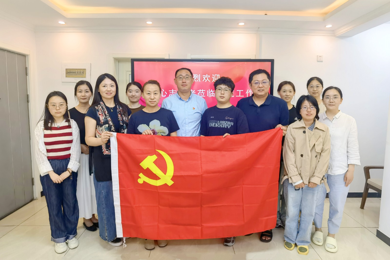 1782963364109341.jpg 党旗合影.jpg