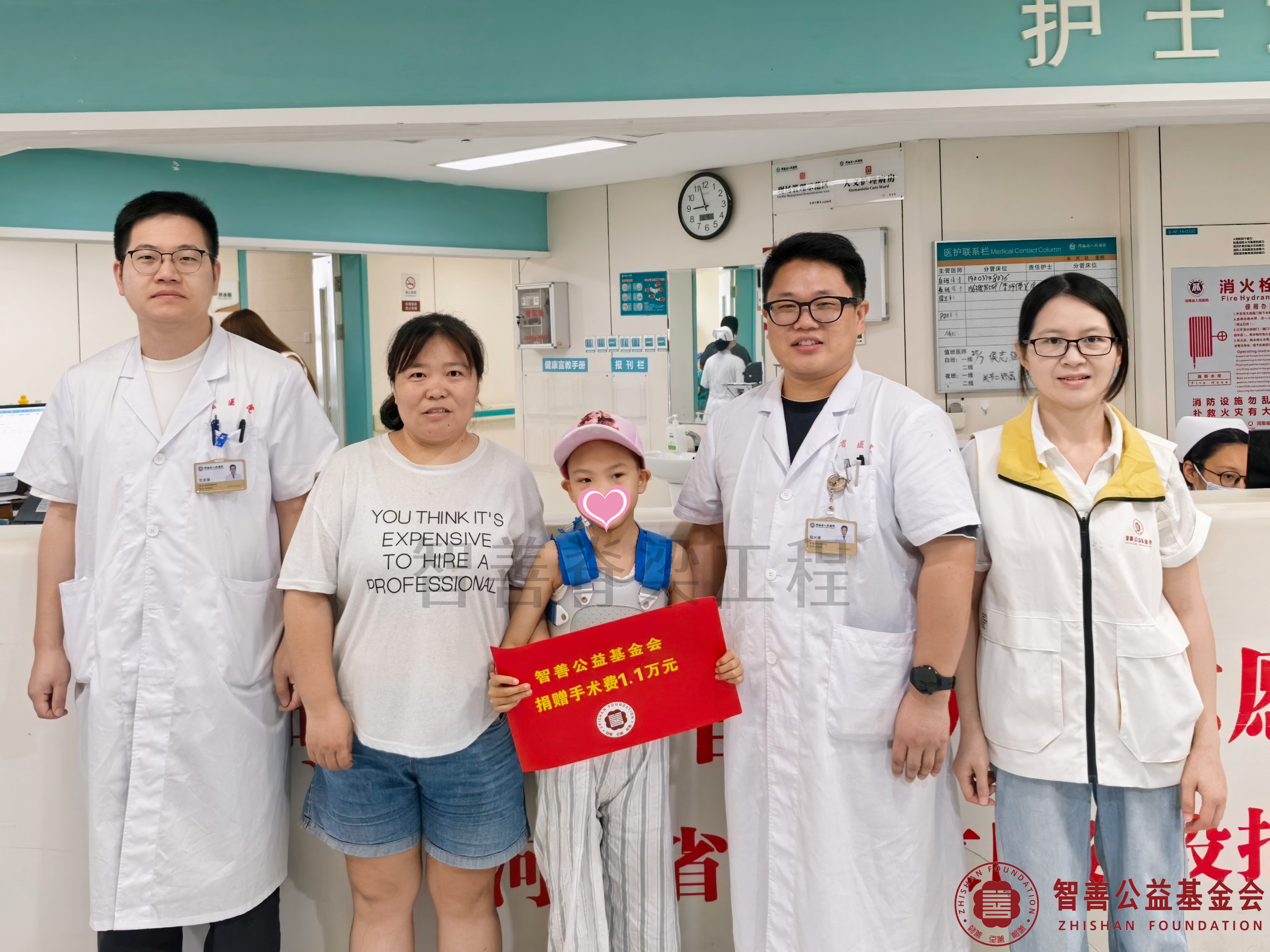87河南省人民医院（左起）王志强医生、程兴博医生、爱心志愿者莫彩蓉将智善公益基金会捐赠的1.1万元转交给河南焦作中站区患者刘欣然.jpg
