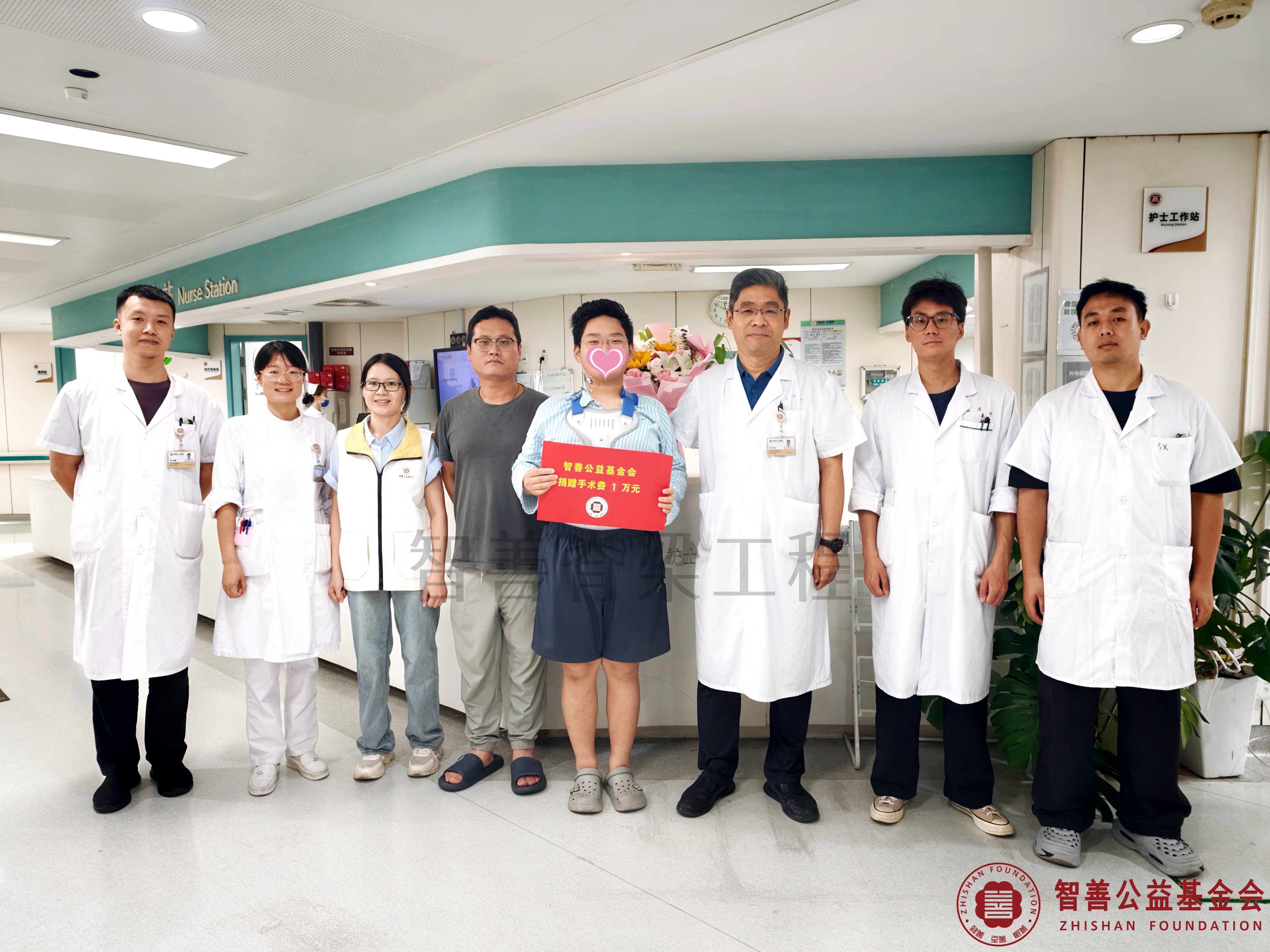 88河南省人民医院王红强主任（右三）、（左起）赵鸿健医生、贾曼护士长、爱心志愿者莫彩蓉、裴世纪医生、陆茂章医生将智善公益基金会捐赠的1万元转交给河南新乡红旗区患者刘一辰.jpg