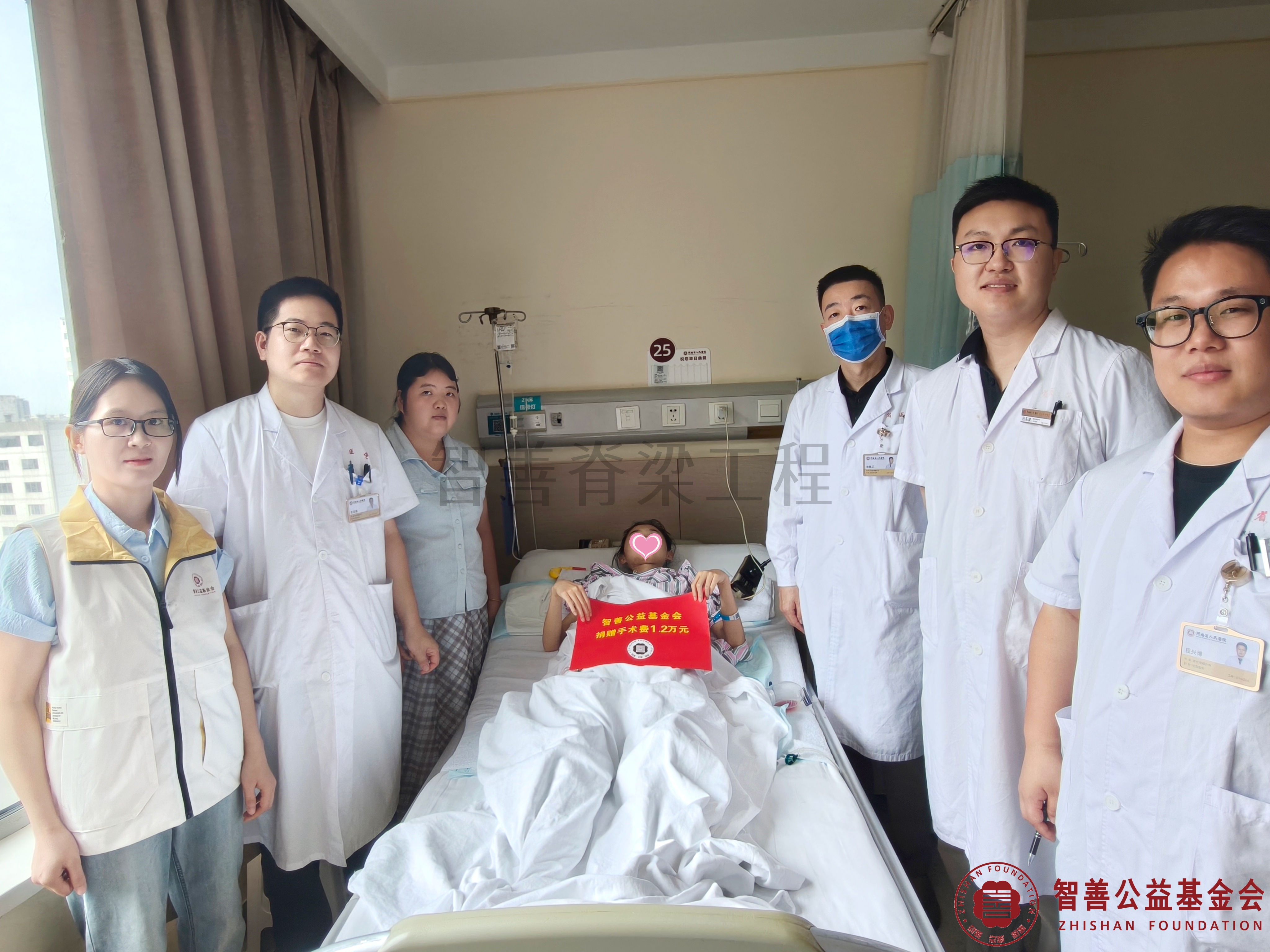 92河南省人民医院张敬乙主任（右三）、（左起）爱心志愿莫彩蓉、王志强医生、吕东波医生、程兴博医生将智善公益基金会捐赠的1.2万元转交给河南新乡红旗区患者晋涵蕊.jpg