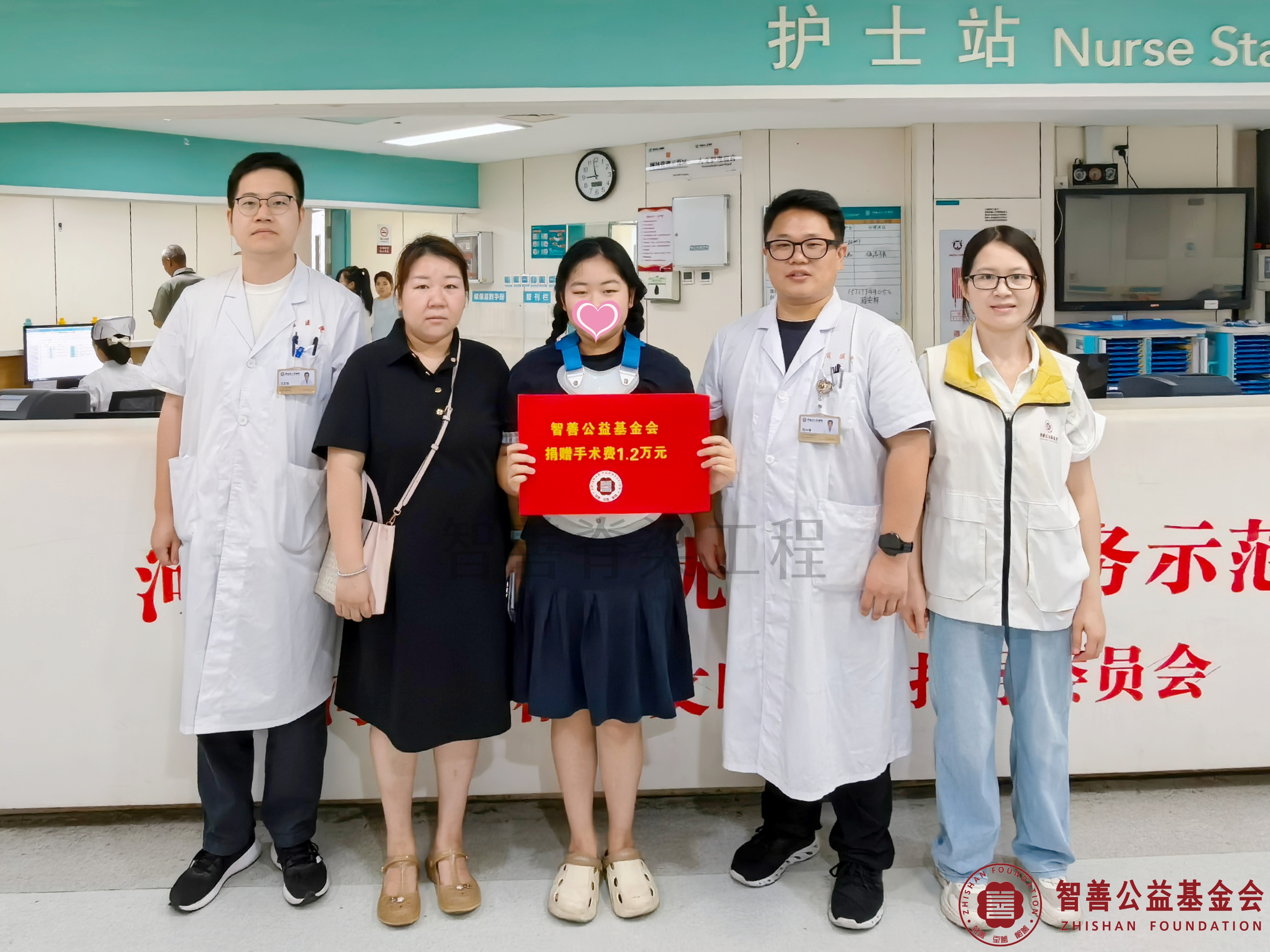 101河南省人民医院（左起）王志强医生、程兴博医生、爱心志愿者莫彩蓉将智善公益基金会捐赠的1.2万元转交给河南郑州管城区患者张轩羽.jpg
