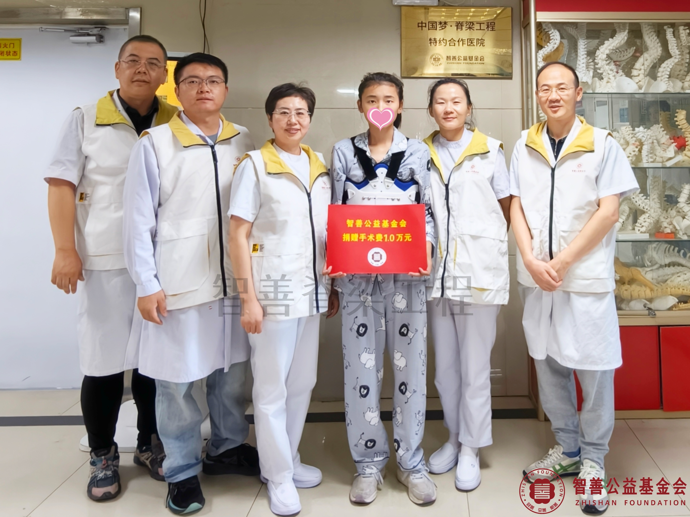61宁夏医科大学总医院心脑血管病医院（左起）张建群医生、刘晓印医生、王丽娟护士长、孙改玲护士、梁思敏医生将智善公益基金会捐赠的1万元转交给宁夏中卫沙坡头区患者任嘉瑶.jpg