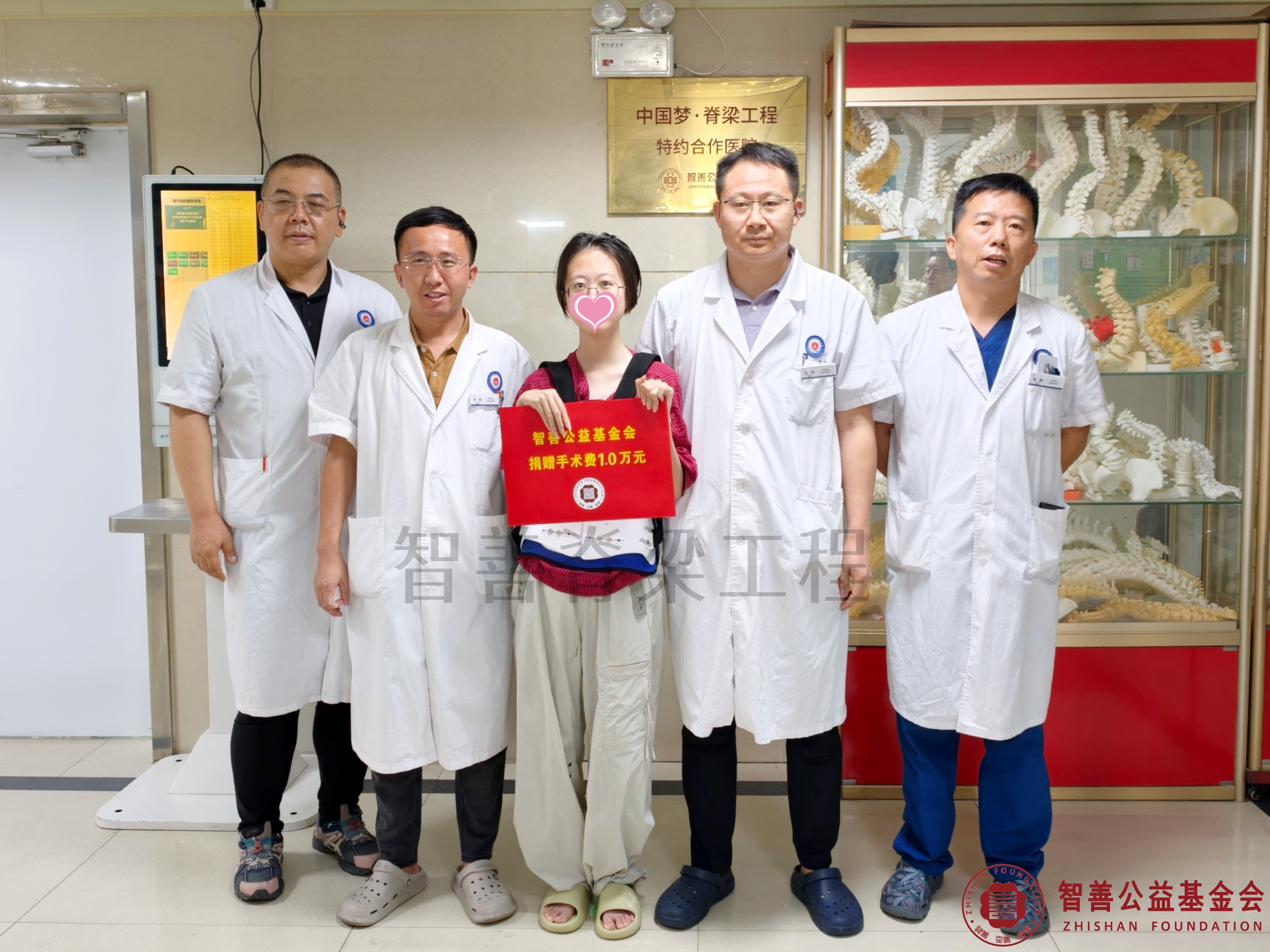 124宁夏医科大学总医院心脑血管病医院（左起）副主任医师张建群、陈振、马荣、吴鹏将智善公益基金会捐赠的1万元转交给内蒙古乌海海勃湾区患者李姝欣.jpg