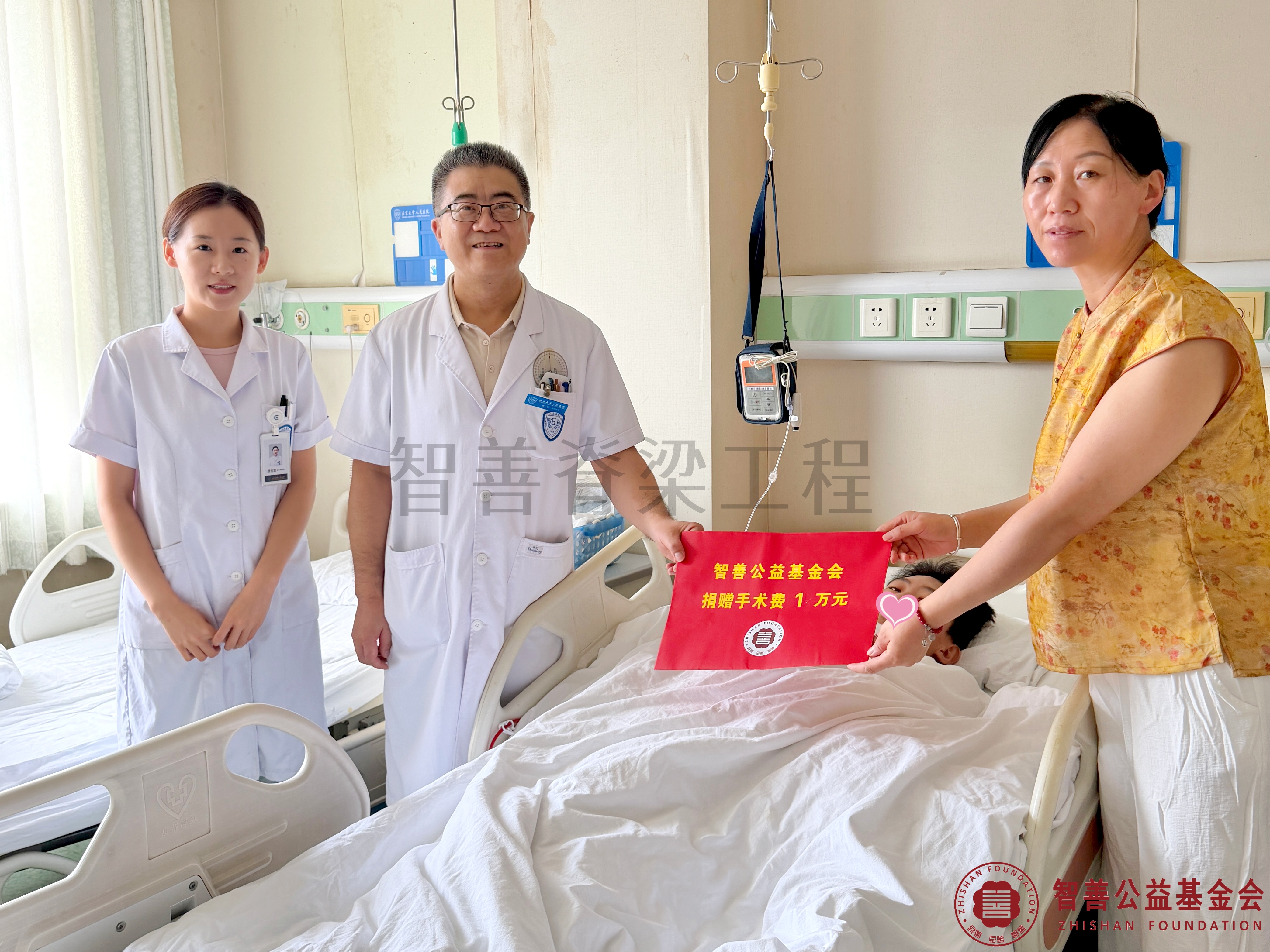 129北京大学人民医院曾岩主任（左二）、爱心志愿者唐吉霞将智善公益基金会捐赠的1万元转交给甘肃武威民勤县患者张峻峰.jpg