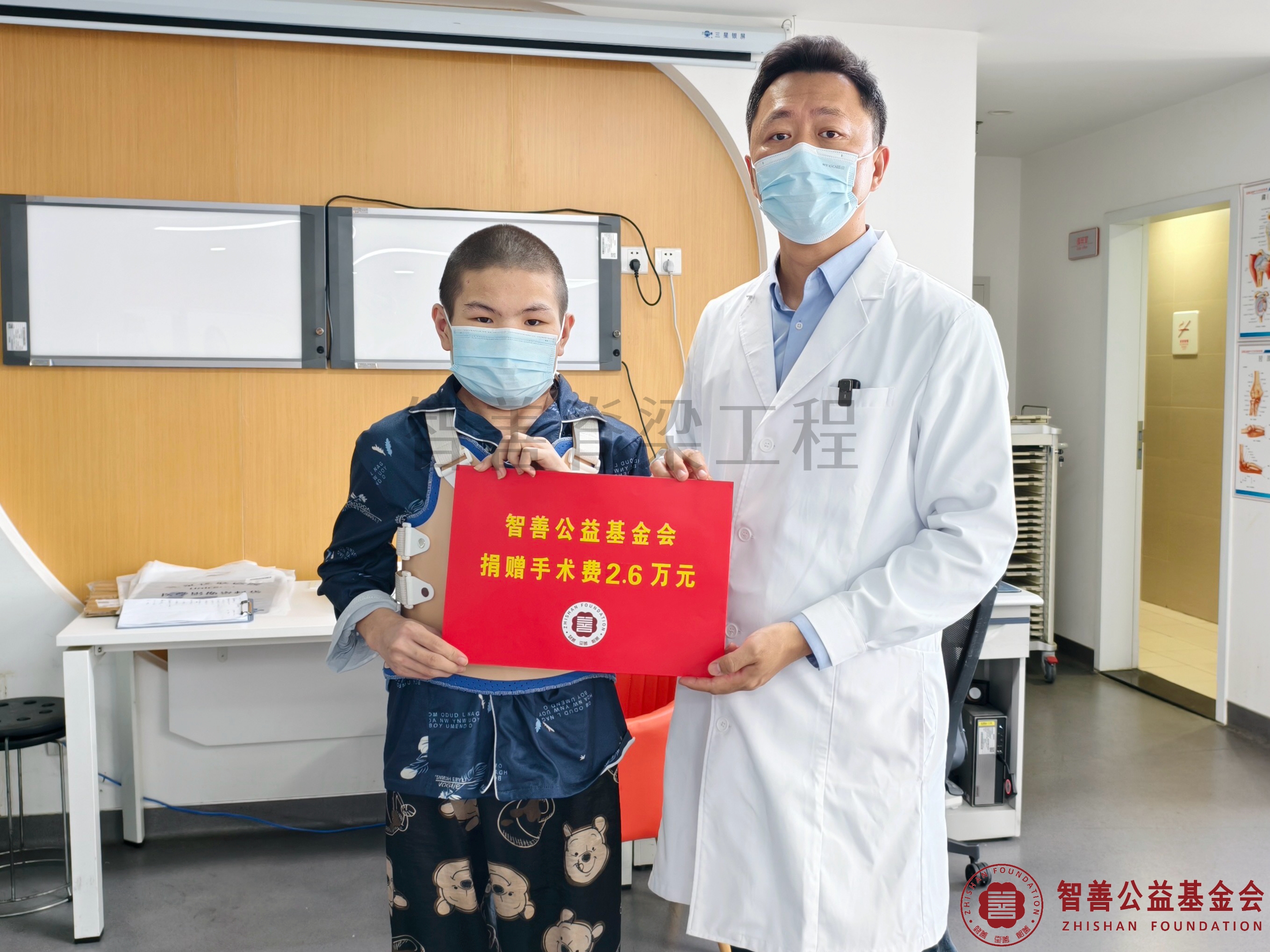 8王宇教授将智善公益基金会捐赠的2.6万元转交给在北京优联医院手术的内蒙古乌兰察布商都县患者杨晓晨.jpg