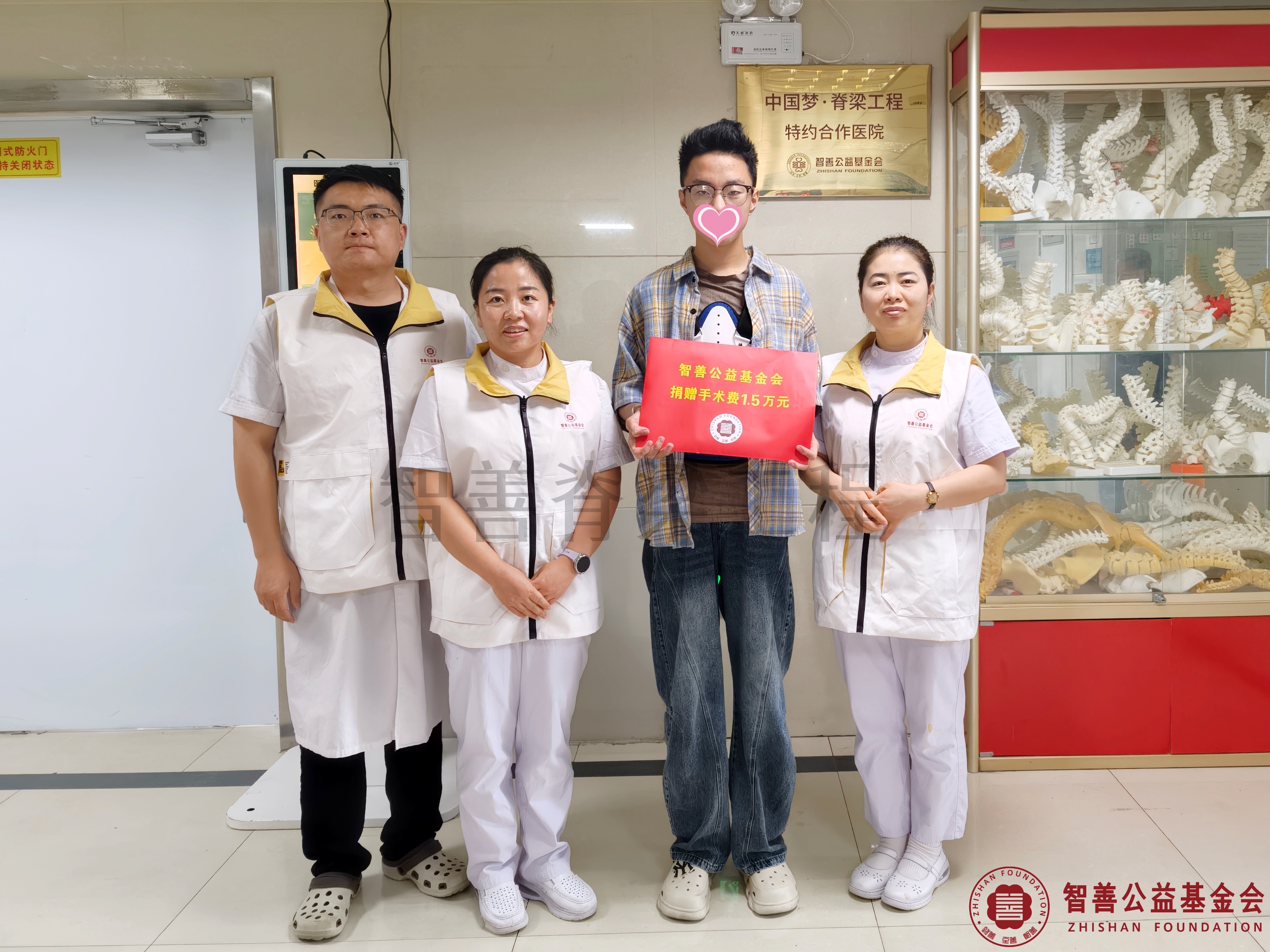 133宁夏医科大学总医院心脑血管病医院（左起）刘晓印医生、马丽娟护士、于利红护士将智善公益基金会捐赠的1.5万元转交给宁夏银川兴庆区患者张煜.jpg