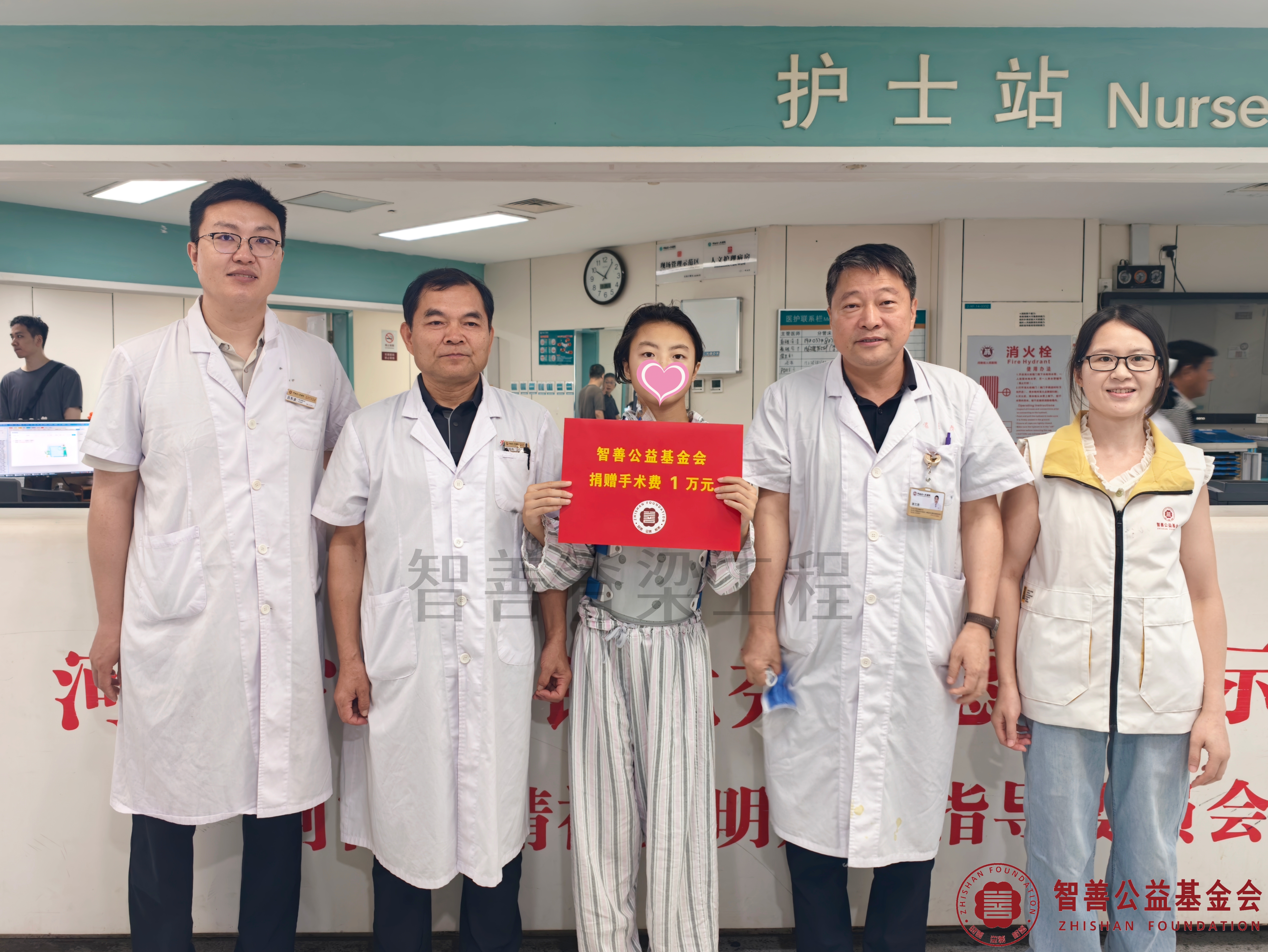 17河南省人民医院高延征主任（左二）、廖文胜主任（左三）、吕东波医生（左一）、爱心志愿者莫彩蓉将智善公益基金会捐赠的1万元转交给河南濮阳台前县患者刘雨彤.jpg