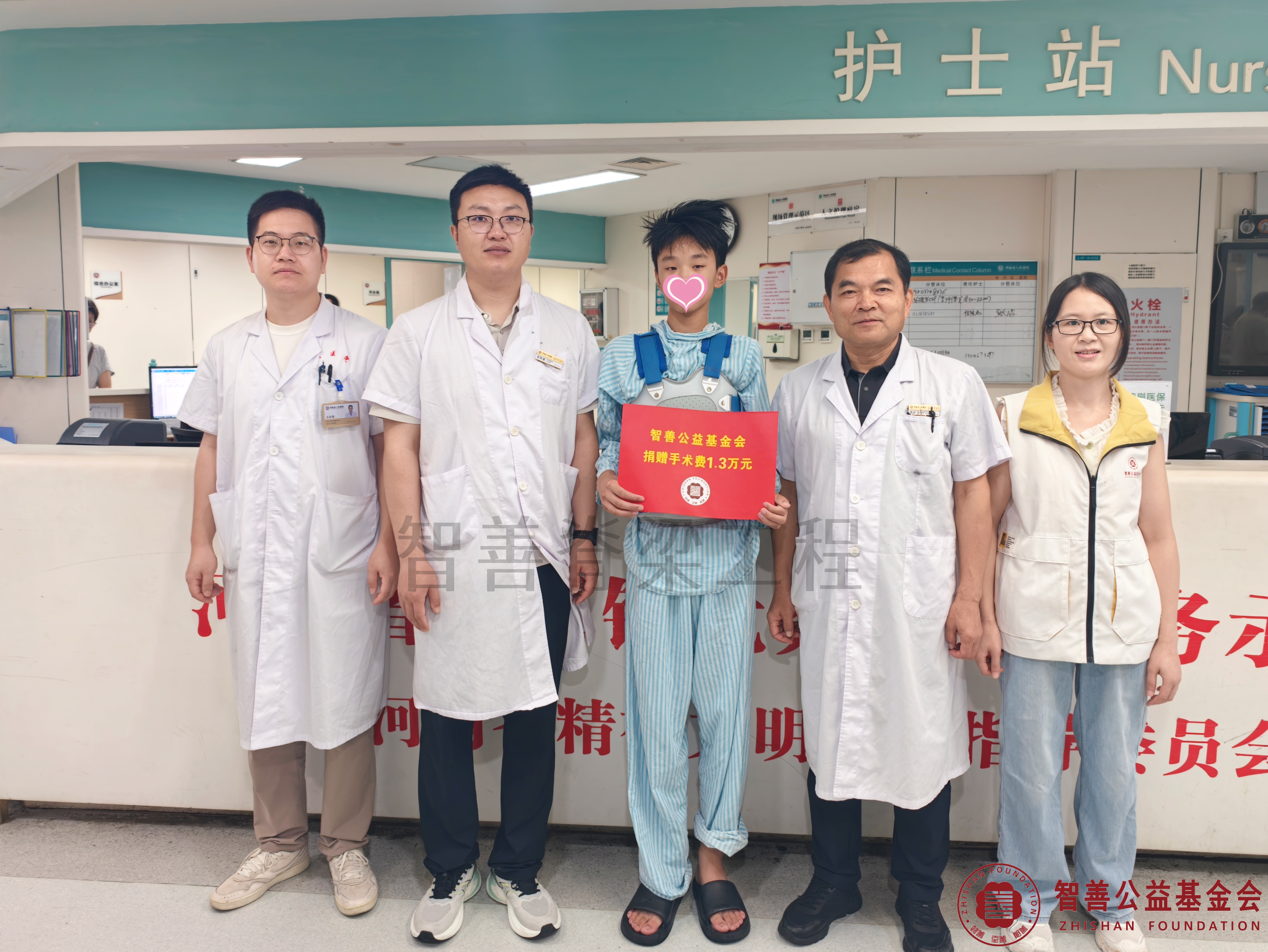 20河南省人民医院高延征主任（右二）、（左起）王志强医生、吕东波医生、爱心志愿者莫彩蓉将智善公益基金会捐赠的1.3万元转交给河南许昌襄城县患者郜宁波.jpg