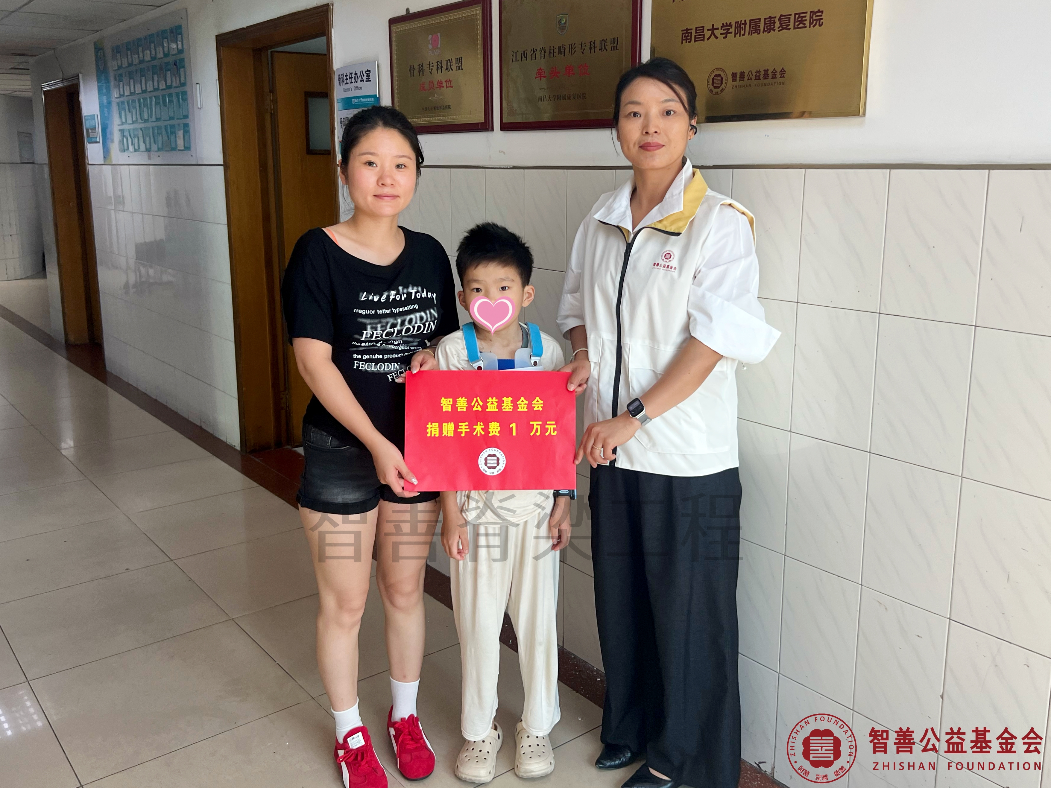 28南昌大学附属康复医院爱心志愿者罗铁姣将智善公益基金会捐赠的1万元转交给江西南昌市南昌县患者王皓宇.jpg