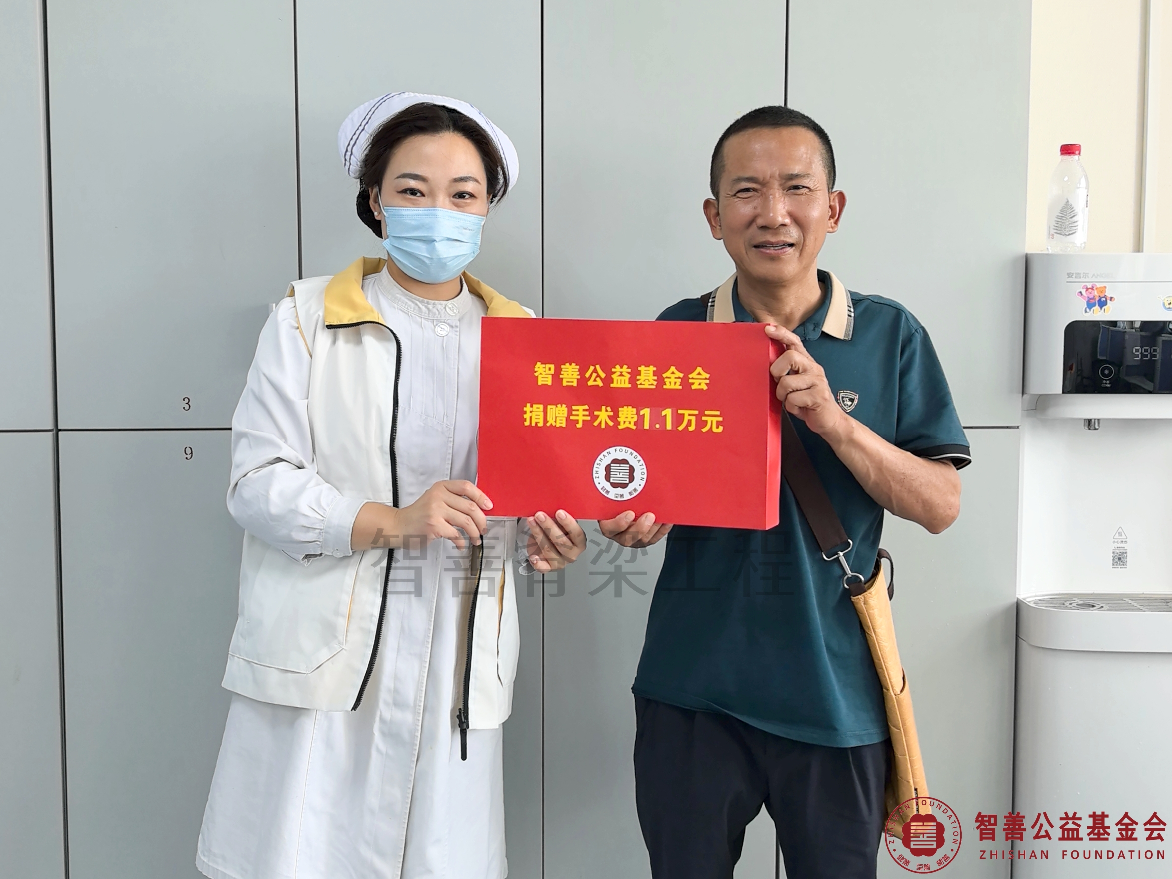 64华中科技大学同济医学院附属同济医院爱心志愿者付晓将智善公益基金会捐赠的1.1万元转交给湖北武汉蔡甸区患者刘焌驰（其父亲代领）.jpg