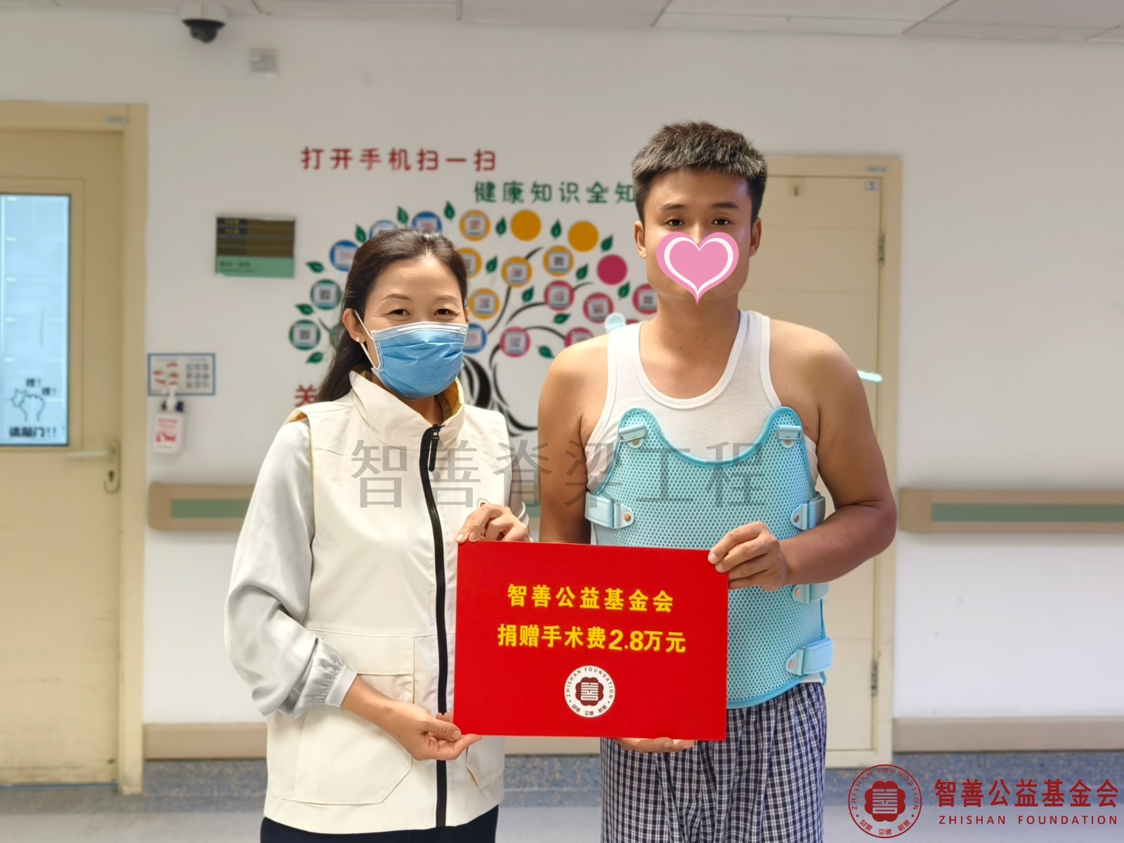 7北京大学第一医院爱心志愿者李丹将智善公益基金会捐赠的2.8万元转交给安徽亳州谯城区患者肖增光.jpg
