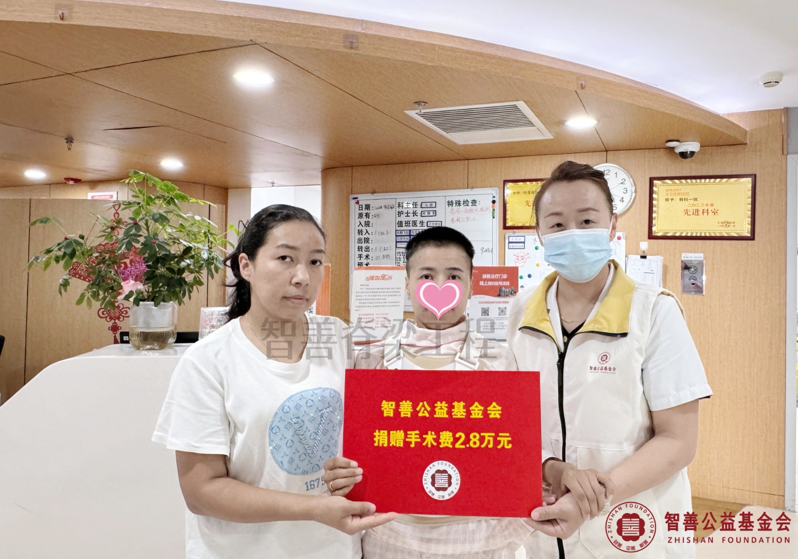54北京优联医院吴艳娜护士长（右一）将智善公益基金会捐赠的2.8万元转交给新疆喀什地区喀什市患者努尔比亚.jpg