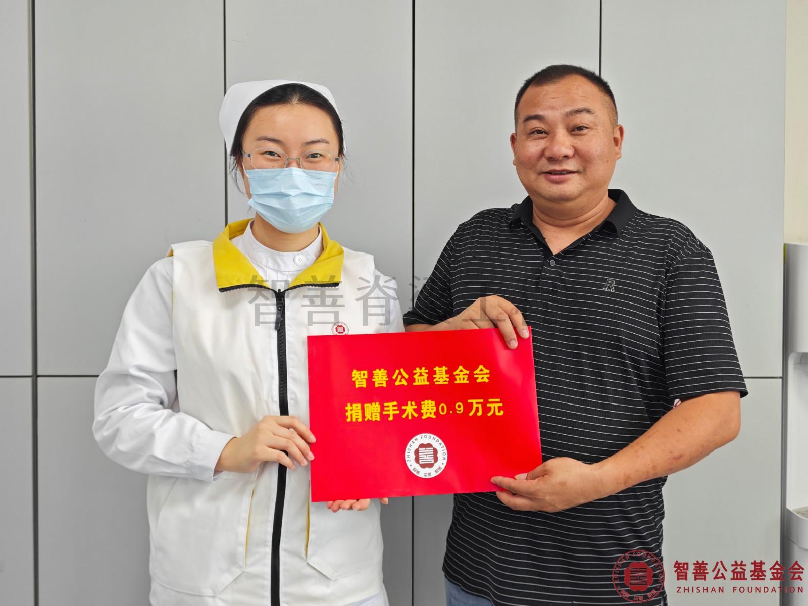 16华中科技大学同济医学院附属同济医院爱心志愿者吴青霞将智善公益基金会捐赠的9000元转交给湖北天门拖市镇患者李卓越（其父亲代领）.jpg
