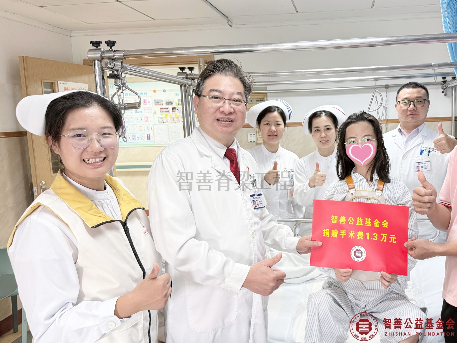 42广州市第一人民医院温世峰主任（左二）和（右起）罗俊男医生、杨英护士长、李凌云护士、爱心志愿者侯可可将智善公益基金会捐赠的1.3万元转交给广东清远英德市患者小朱.jpg
